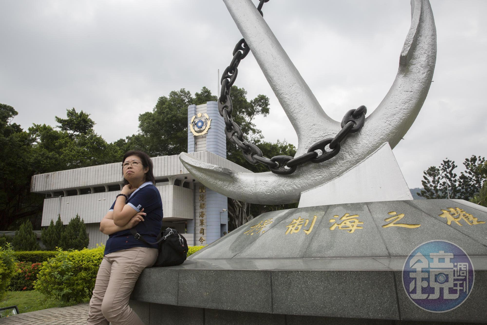 我們在海軍司令部前拍照，正巧歸營的海軍司令黃曙光，看到黃媽媽就立刻下車握手致意。