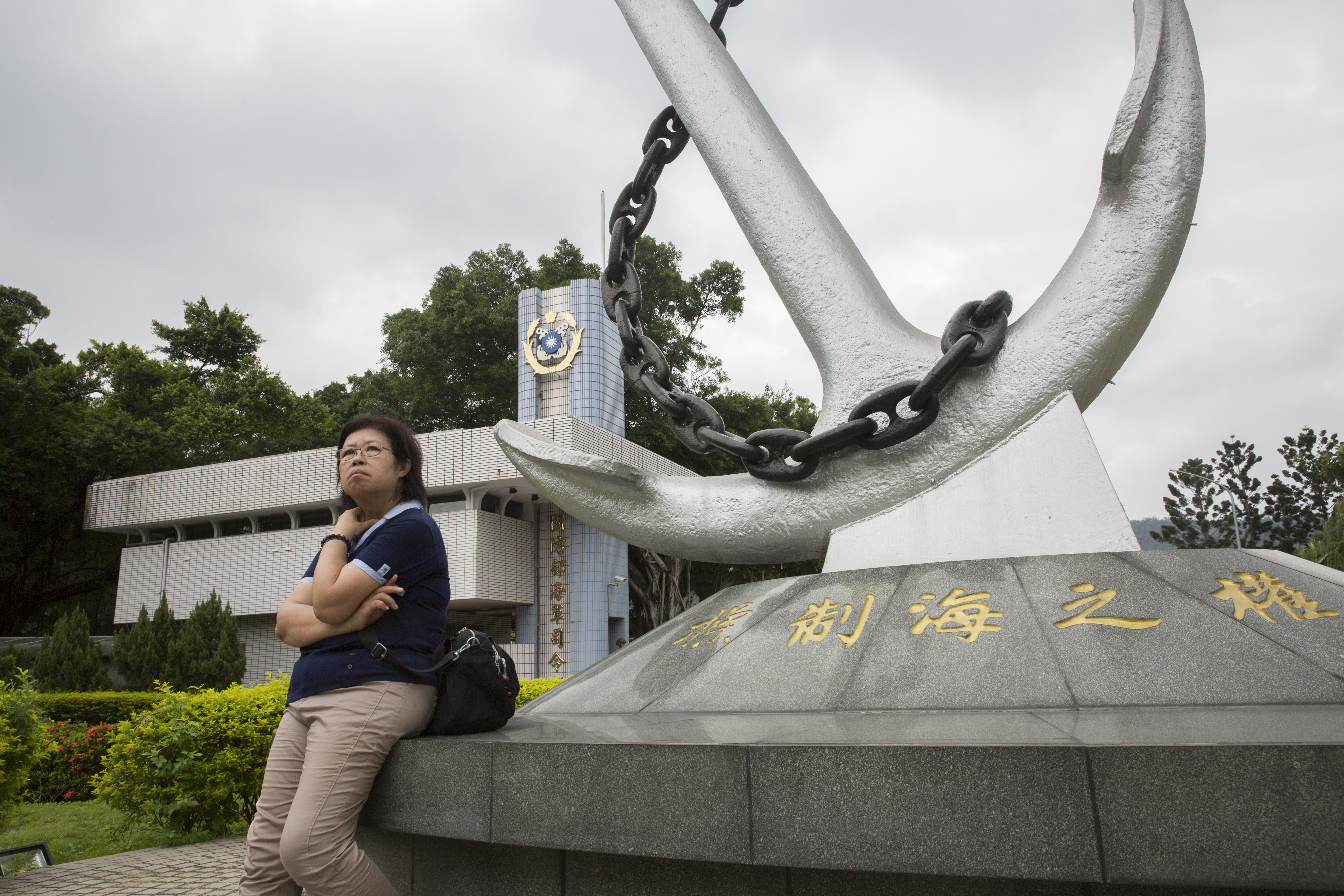 我們在海軍司令部前拍照,正巧歸營的海軍司令黃曙光,看到黃媽媽就立刻下車握手致意。