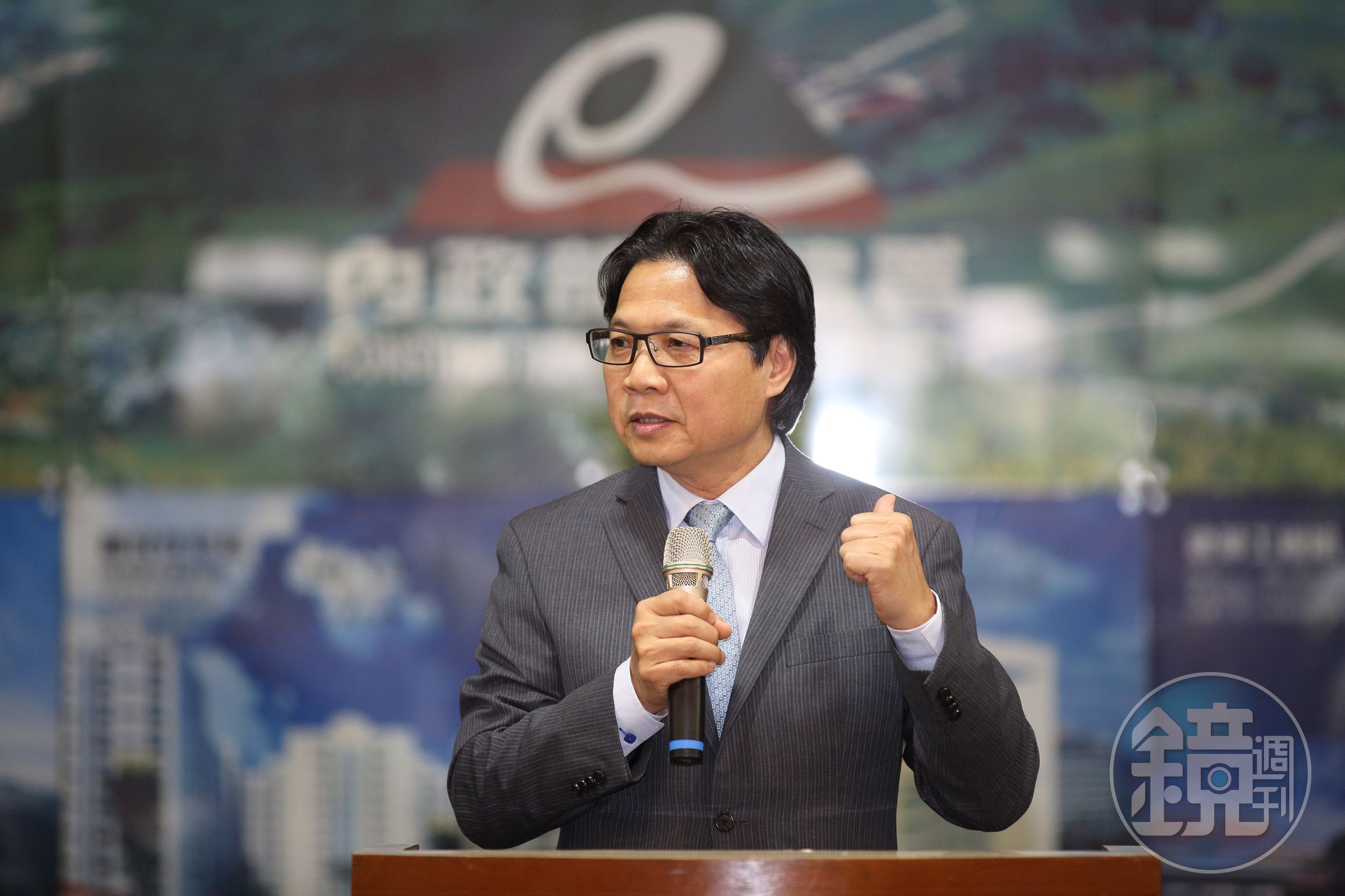 據與會監委轉述，面對雙重標準的質問，葉俊榮解釋，教育部是在「不同的時間決策洪流，做了不同的決定」。