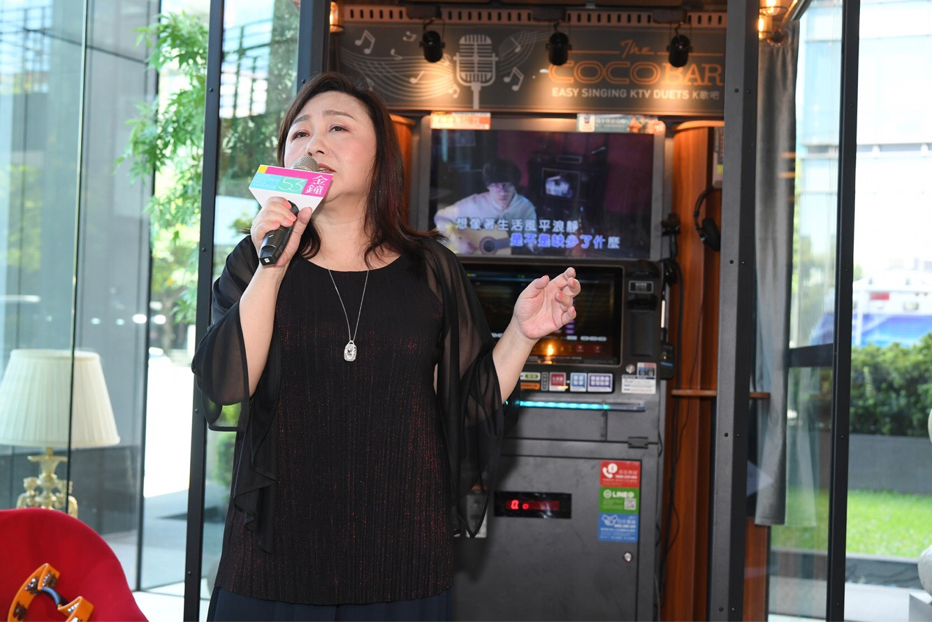 鄭怡會主持又會唱歌，可惜與奬項無緣。（三立提供）