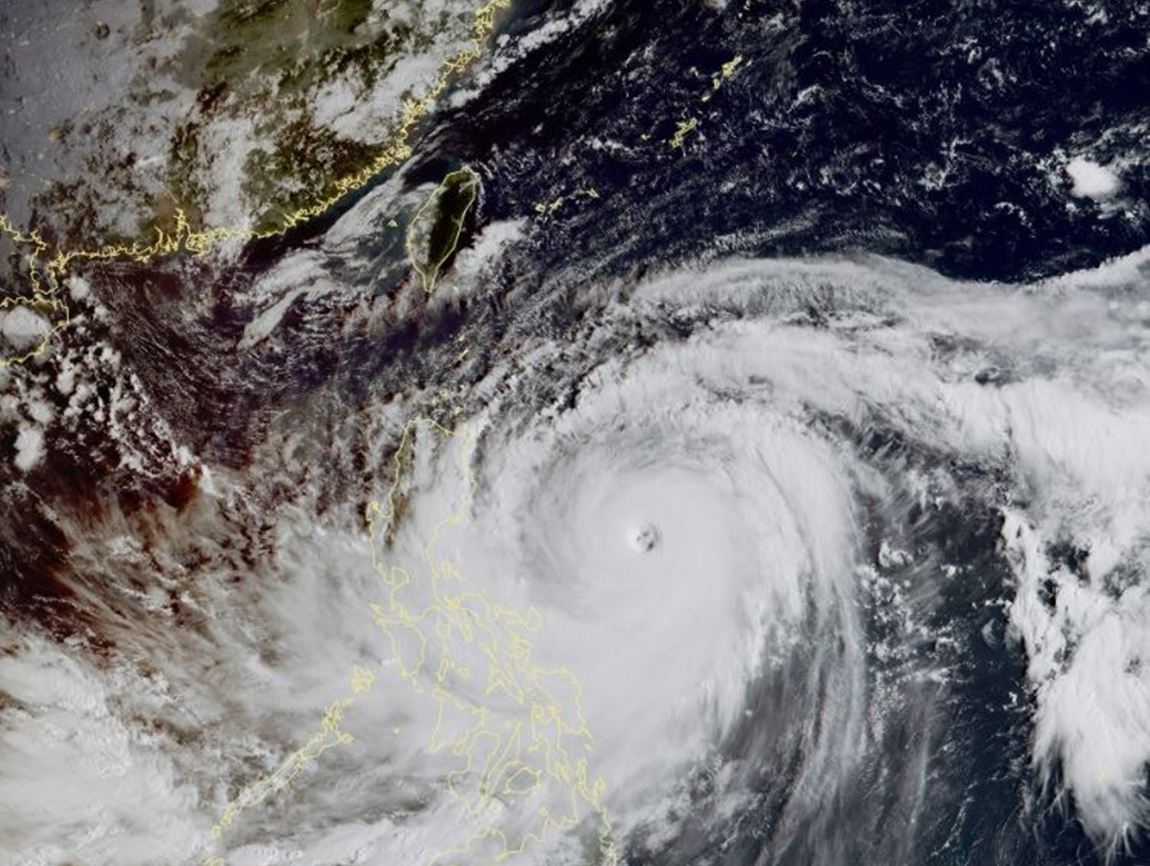 山竹颱風又大又強，衛星雲圖還可以看到東西兩側都有水氣支持。（翻攝自鄭明典臉書）