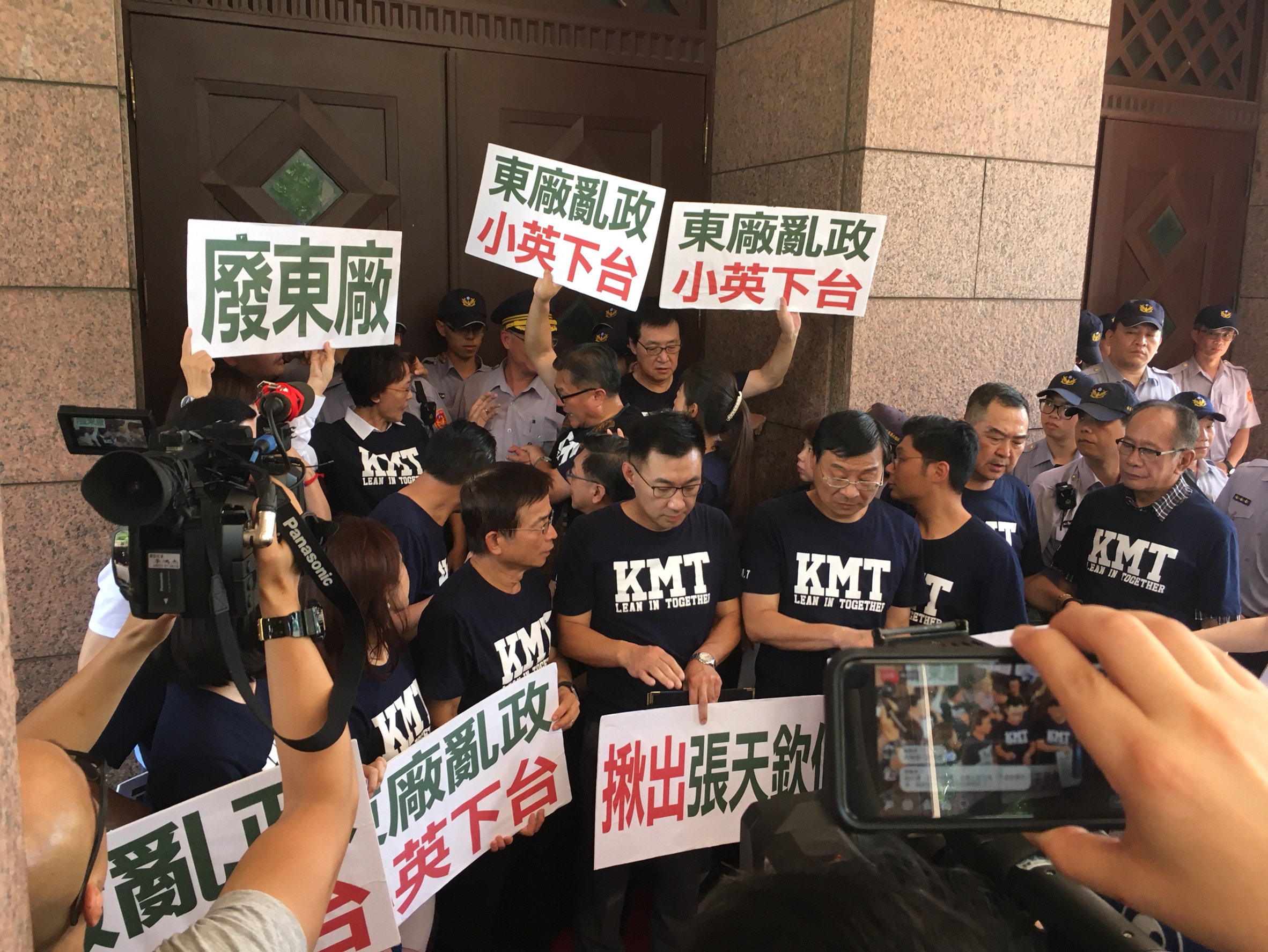 國民黨立委今赴行政院要求與院長賴清德溝通，但遭拒門外。