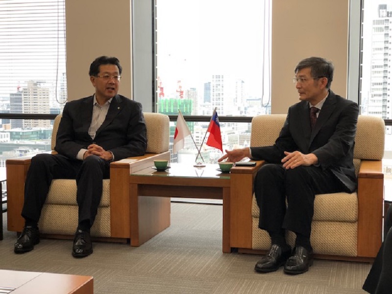 駐大阪辦事處長蘇啟誠（右）疑因壓力過大輕生，外交部表示遺憾。（翻攝自外交部網站）