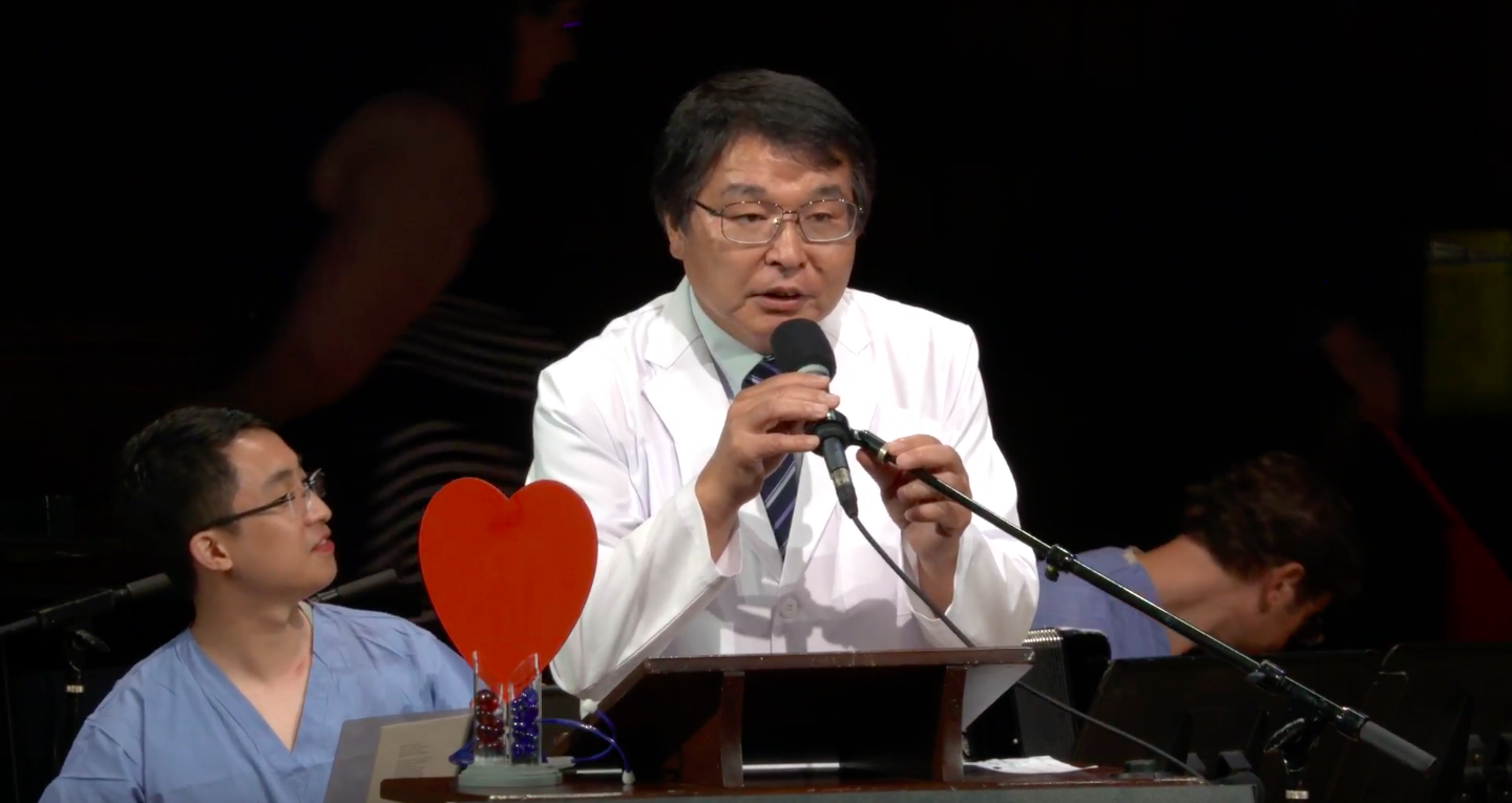 用自己實驗用哪種姿勢照大腸鏡，會比較舒服的日本醫師Akira Horiuchi，嚴謹地發表他的得獎感言。（Improbable Research 提供）