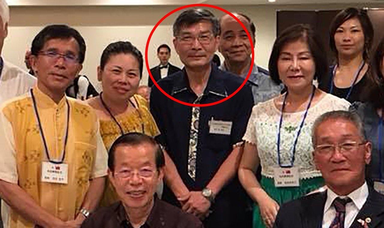 駐大阪辦事處處長蘇啟誠（紅圈者）疑因壓力過大，今傳出在官邸輕生。（翻攝自蘇啟誠臉書）