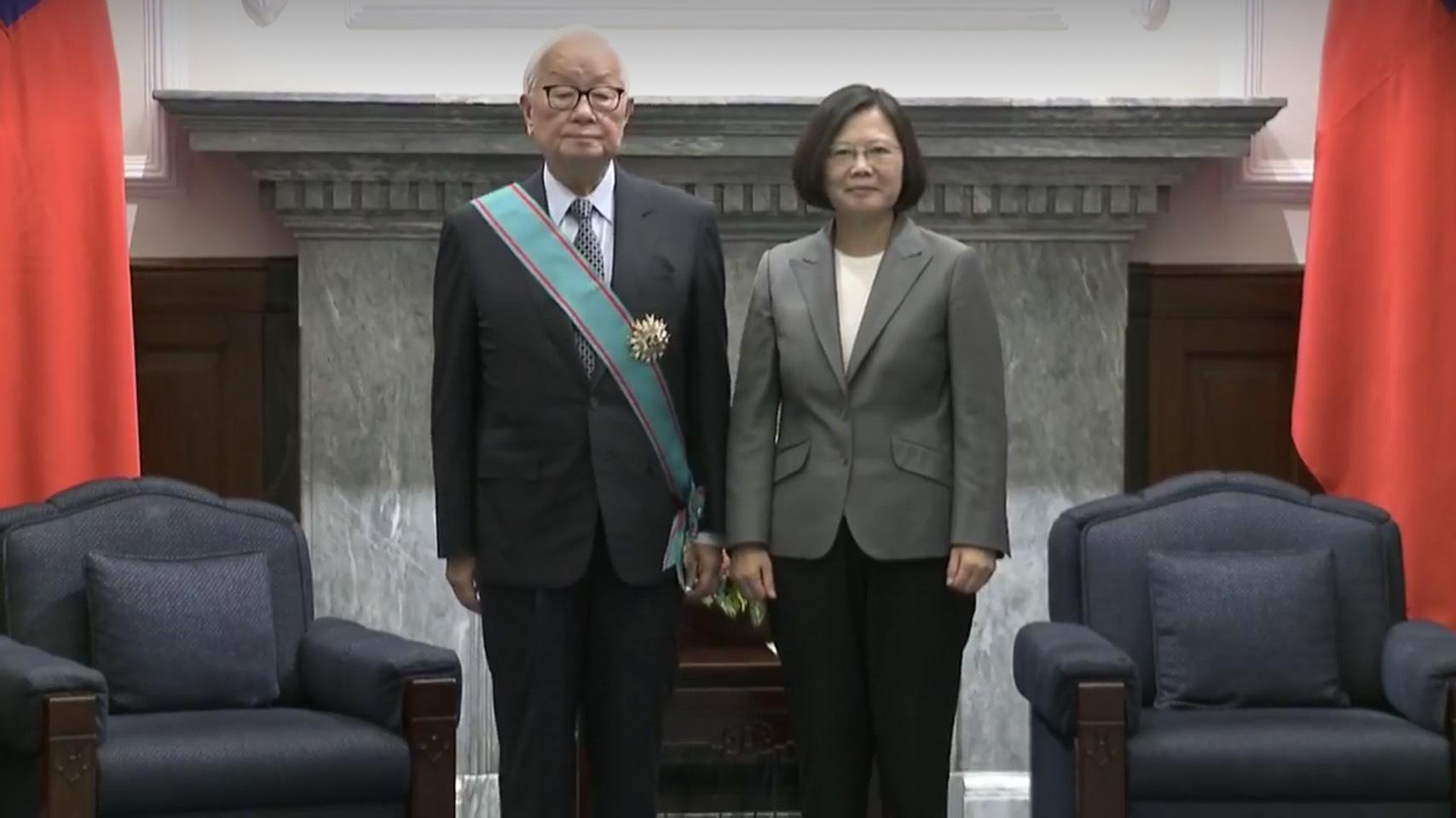 為表彰張張忠謀對台灣高科技產業以及國家的貢獻, 蔡英文總統今上午在總統府頒授「一等卿雲勳章」給張忠謀。(總統府提供)