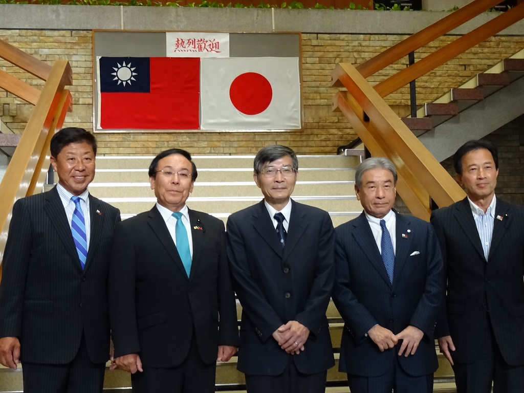 我駐大阪辦事處處長蘇啟誠（中）今自殺身亡，照片為他7月30日拜會高知縣議會副議長坂本孝幸（左二）等人。（駐大阪辦事處提供）