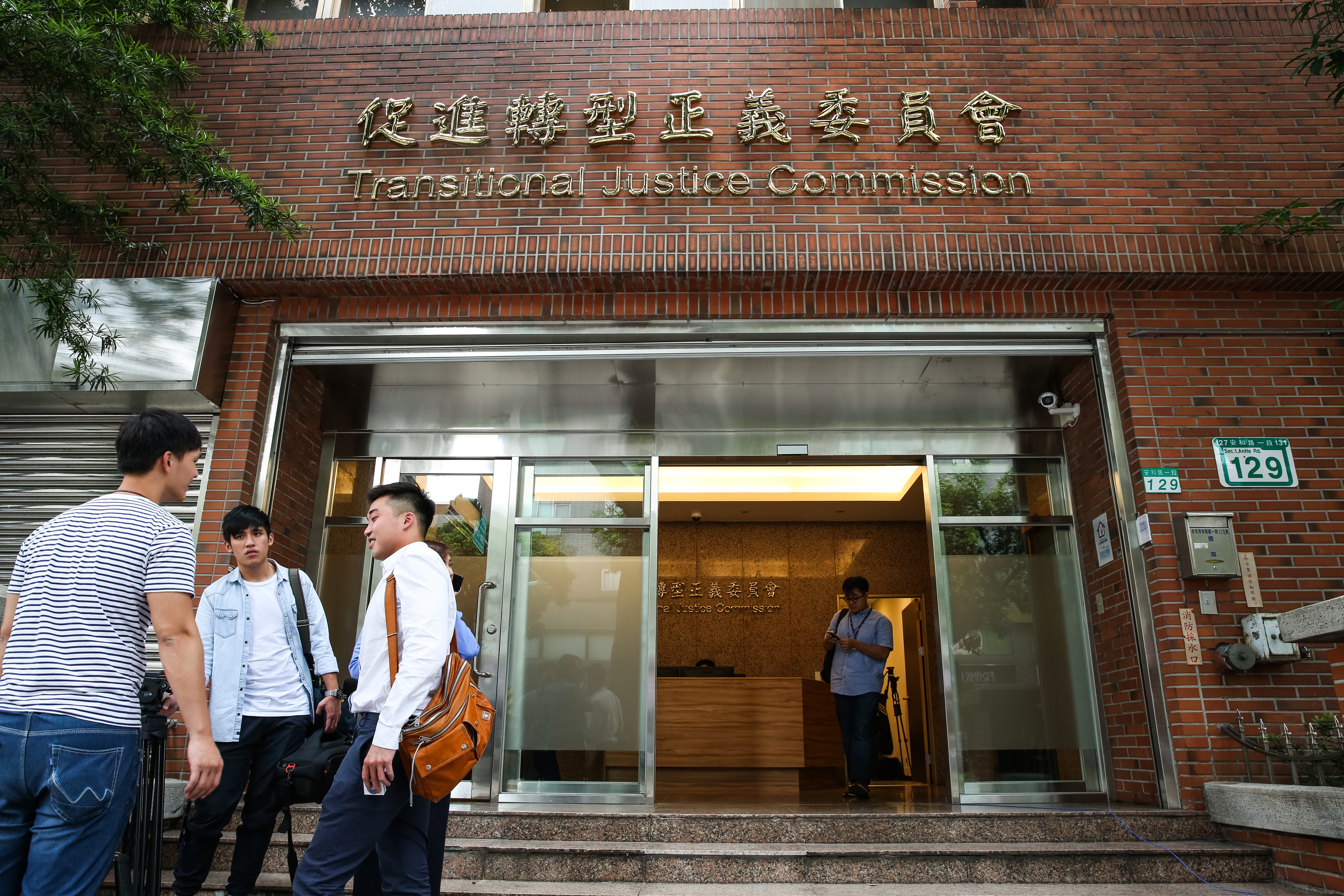 促轉會副主委張天欽開會時點名侯友宜是轉型正義最惡劣的例子，並研擬制訂「除垢法」，這項立法遭批衝著侯友宜而來。溫朗東則問公開幕僚會議錄音檔的吳佩蓉，「你是討厭張天欽這個人，還是討厭除垢這件事？」  