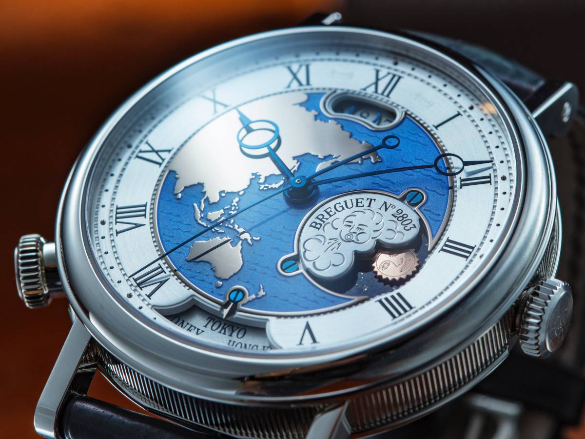 這款寶璣於2011年推出的旅行腕錶，擁有全世界最方便閱讀的二地時間結構。製錶師耗時三年研發出雙時區模組，機芯能記憶二組時區的時間、日夜顯示與日期，只要按壓8點鐘位置的時區錶冠，即瞬間轉換到另一個預設時區的時間。更重要的是，面盤簡潔而美麗，集工藝之大成。售價約NT$3,039,000（鉑金款）。