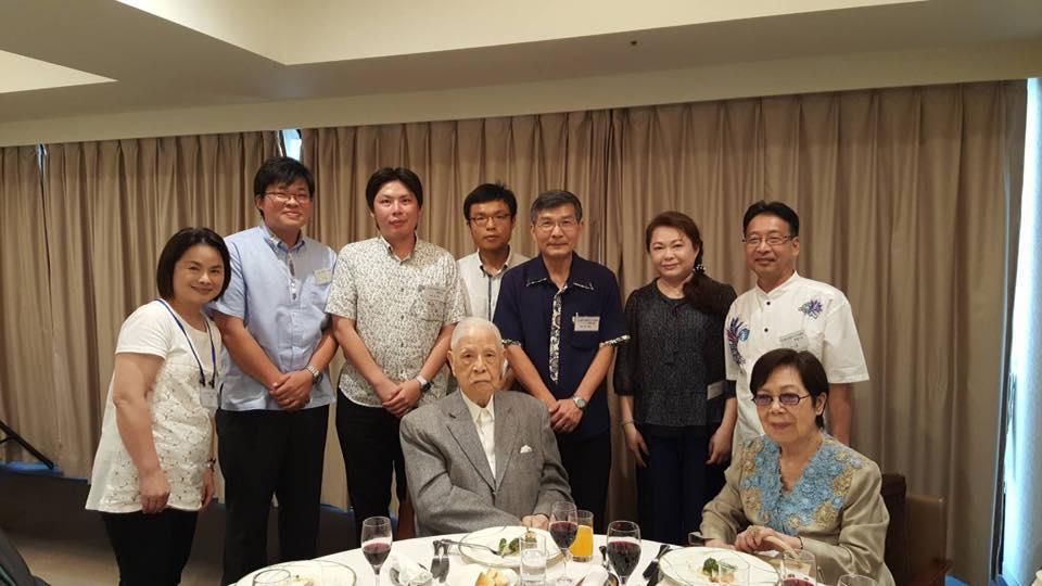 蘇啟誠(後排右3)今年6月下旬擔任住那霸辦事處處長任內,曾與訪問沖繩的前總統李登輝伉儷合照。(翻攝蘇啟誠臉書)