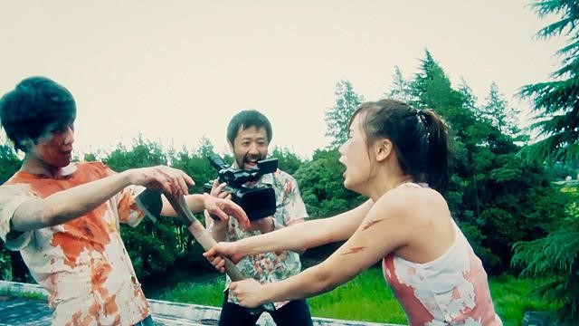 《一屍到底》以劇組拍攝殭屍片為題材,讓不少影視業界人士看了心有戚戚焉,更獲得木村拓哉、小栗旬等知名藝人讚揚推薦。(車庫娛樂提供)