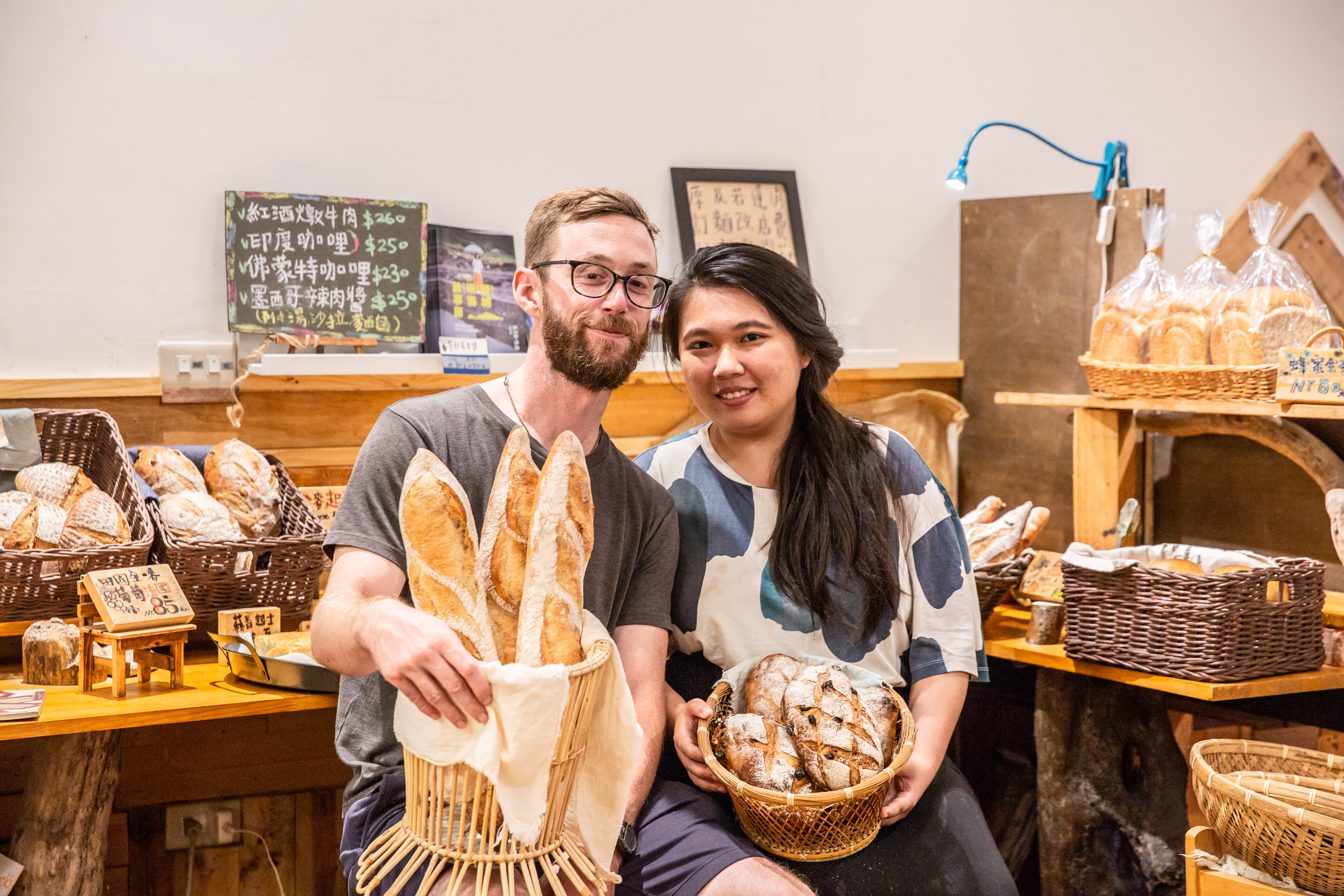 乃容（右）與Dan（左）定居頭城，一個愛衝浪、一個愛手作甜點麵包。