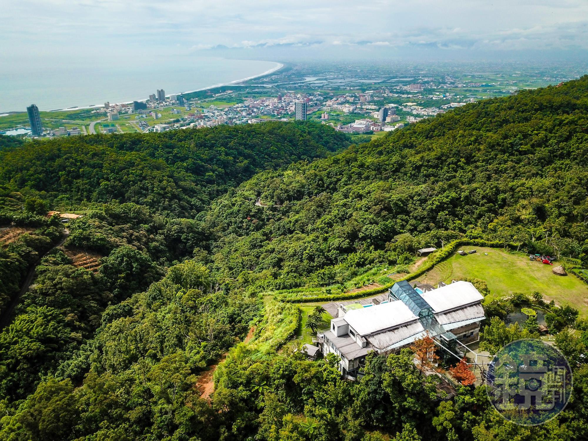 以蜻蜓為造型的建築，立於頭城山丘之上。