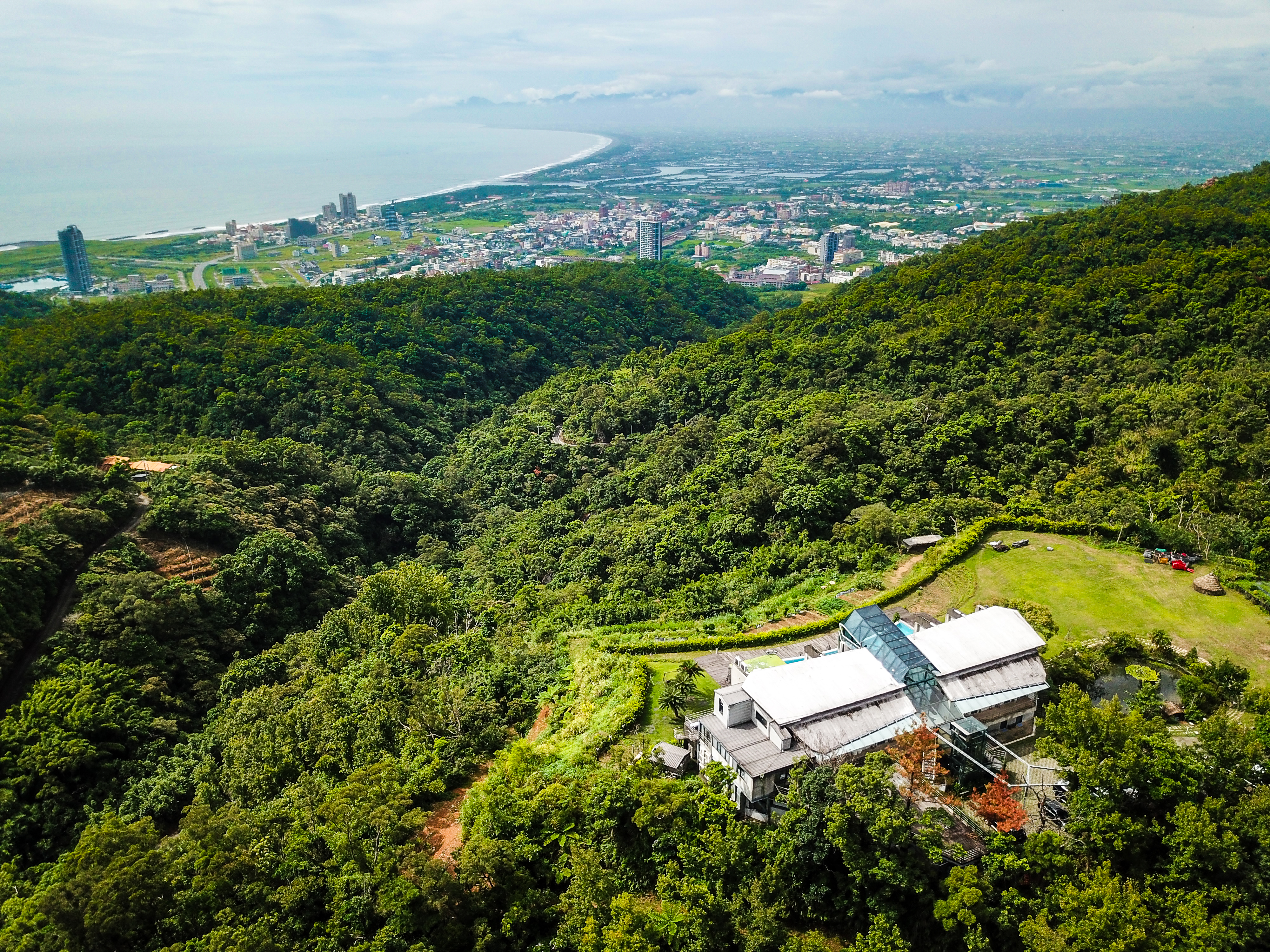 以蜻蜓為造型的建築，立於頭城山丘之上。