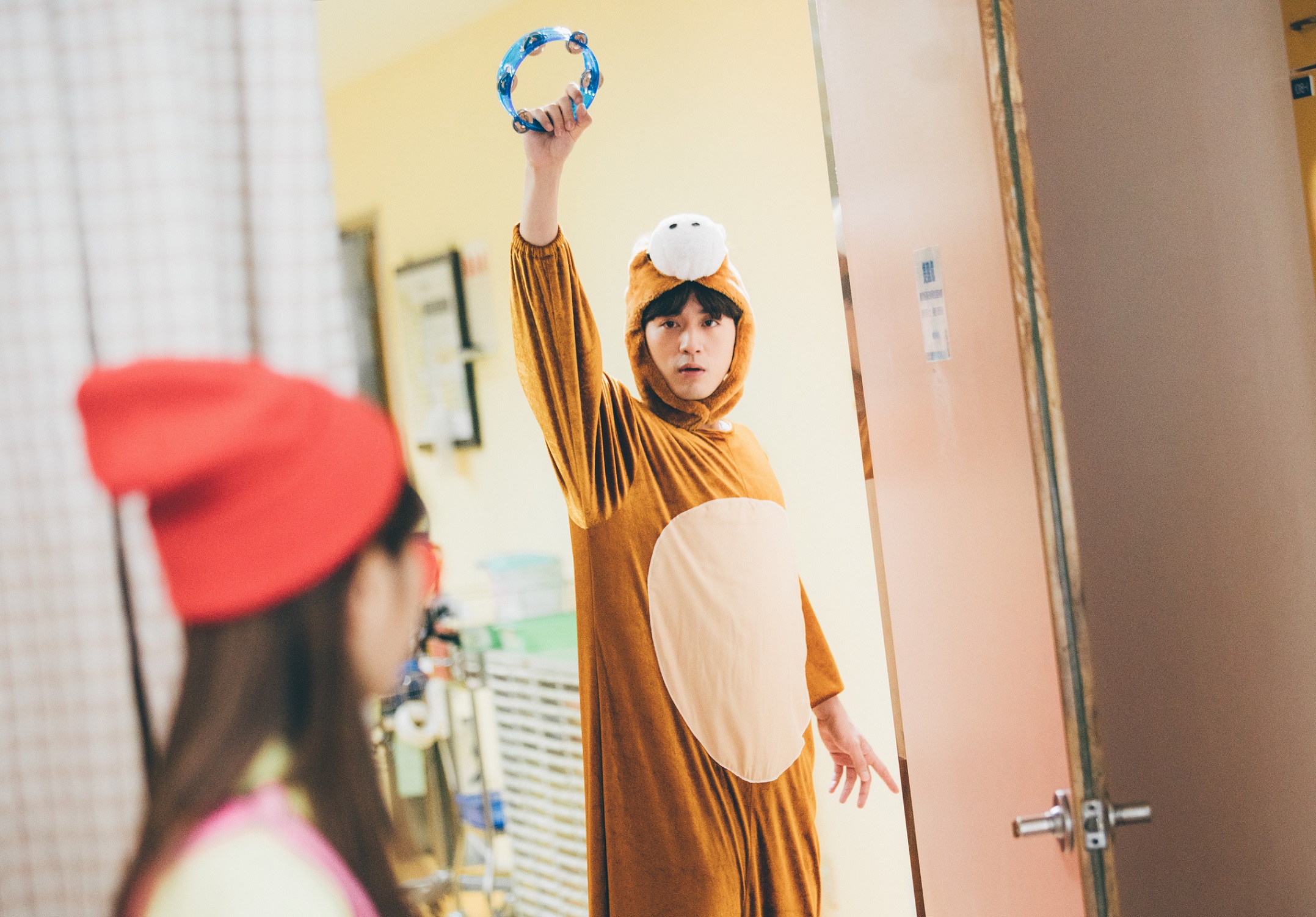 吳思賢和邵雨薇劇中參訪育幼院，吳思賢穿上玩偶裝很逗趣。（東森創作提供）