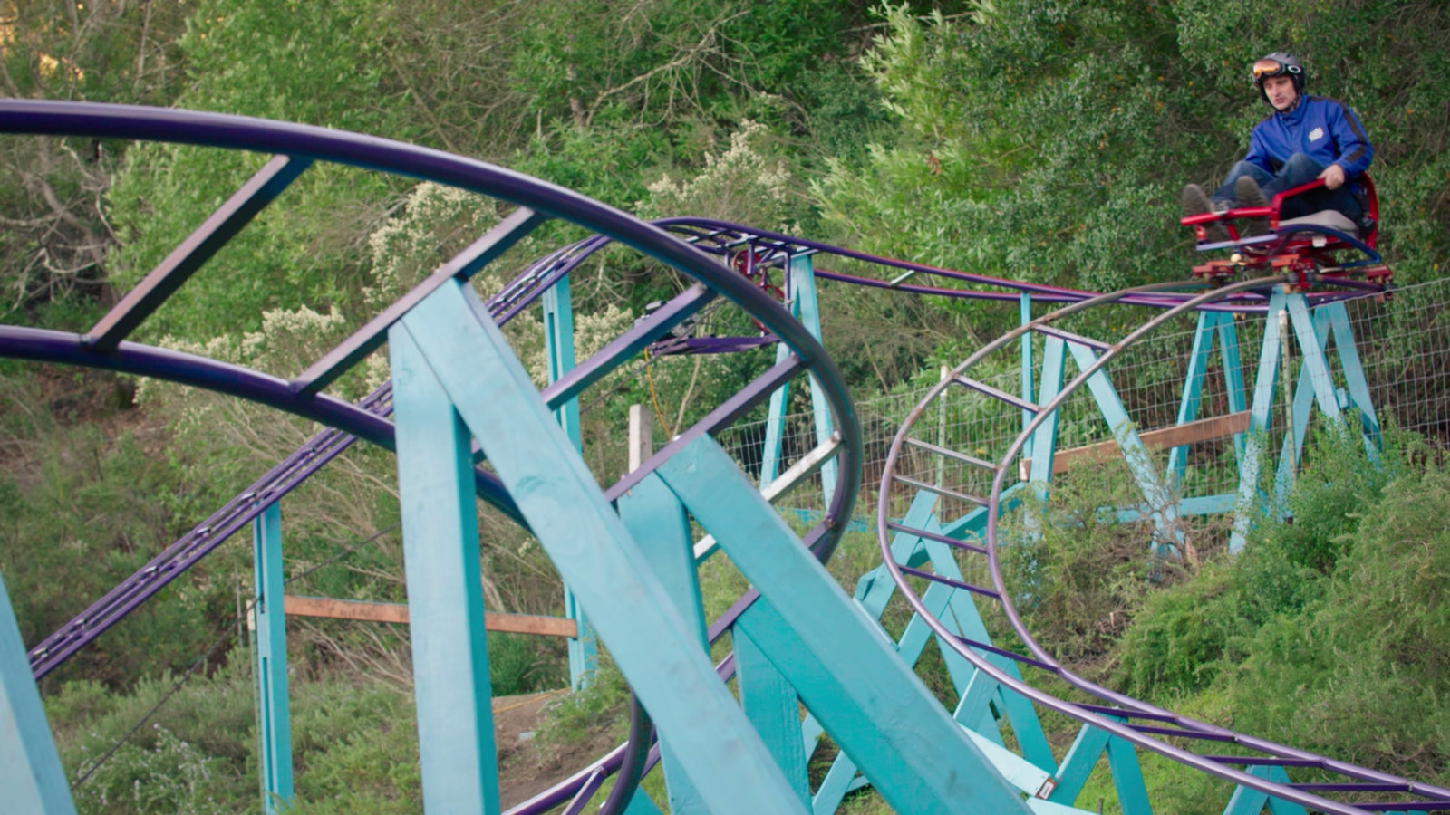 為了滿足自己跟兒子對雲霄飛車的愛，直接在後院蓋一座專屬的雲霄飛車。（翻攝網路）