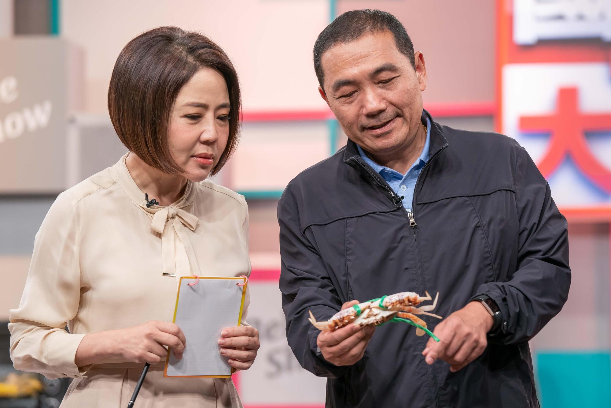 侯友宜上于美人節目教大家如何料理美味的螃蟹。(TVBS提供)