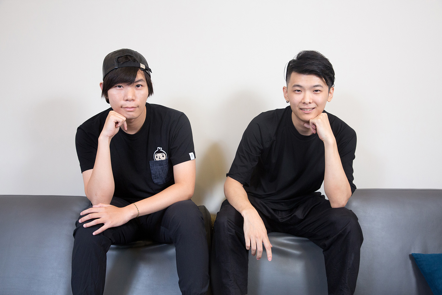 微疼（左）跟Pony（右），兩位都是從無名出發，現在一同在線上漫畫平台連載；採訪當天，也不約而同的一身黑出現。