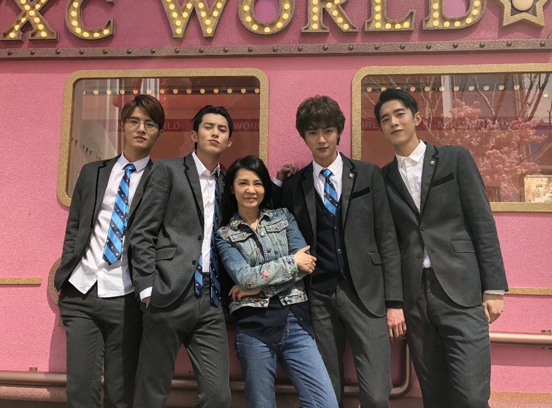 柴智屏（左三）拍新版《流星花園》以創造有更大市場性的新演員為目標。（群星瑞智提供）