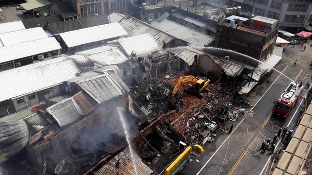 消防單位仍在現場以怪手開挖，清理殘火中。（警方提供）