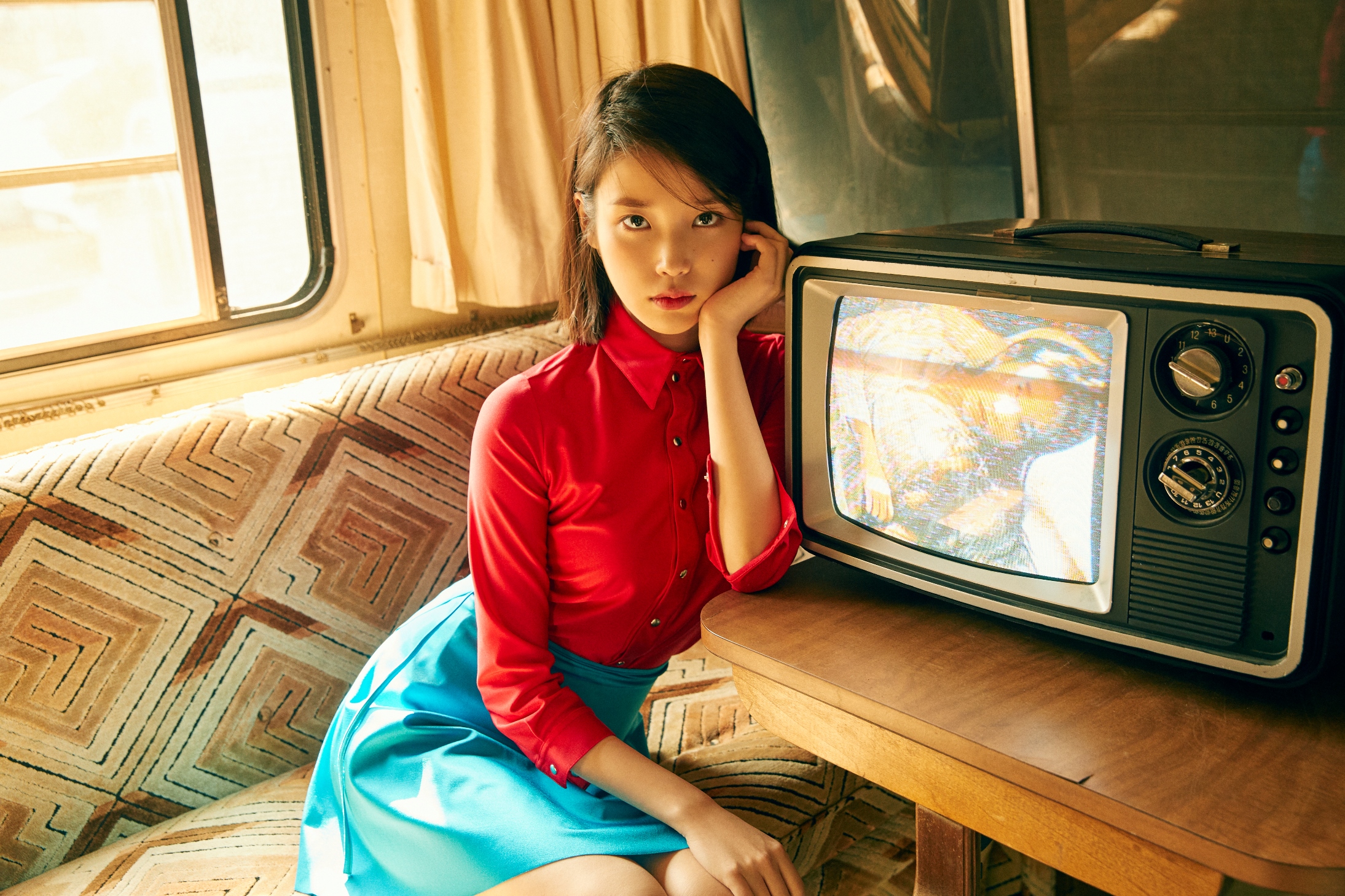 IU推出第2張完美精選《SMASH HITS 2–The Stories Between U & I》，9月18日正式發行。（華納唱片提供）