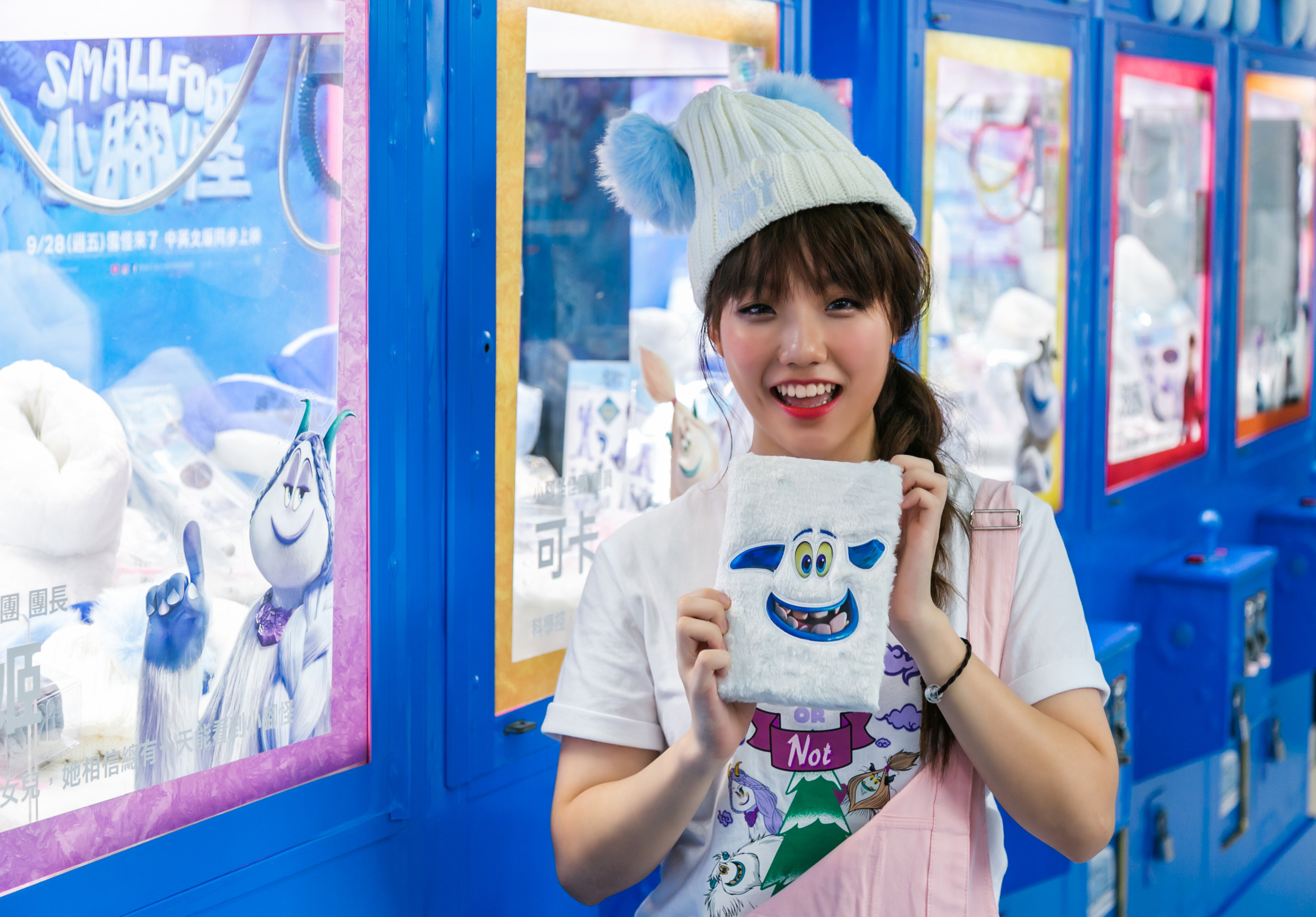 想要安那手上跟頭上《小腳怪》電影贈品，請記得前來西門町體驗「雪怪抓抓樂」。（華納兄弟提供）