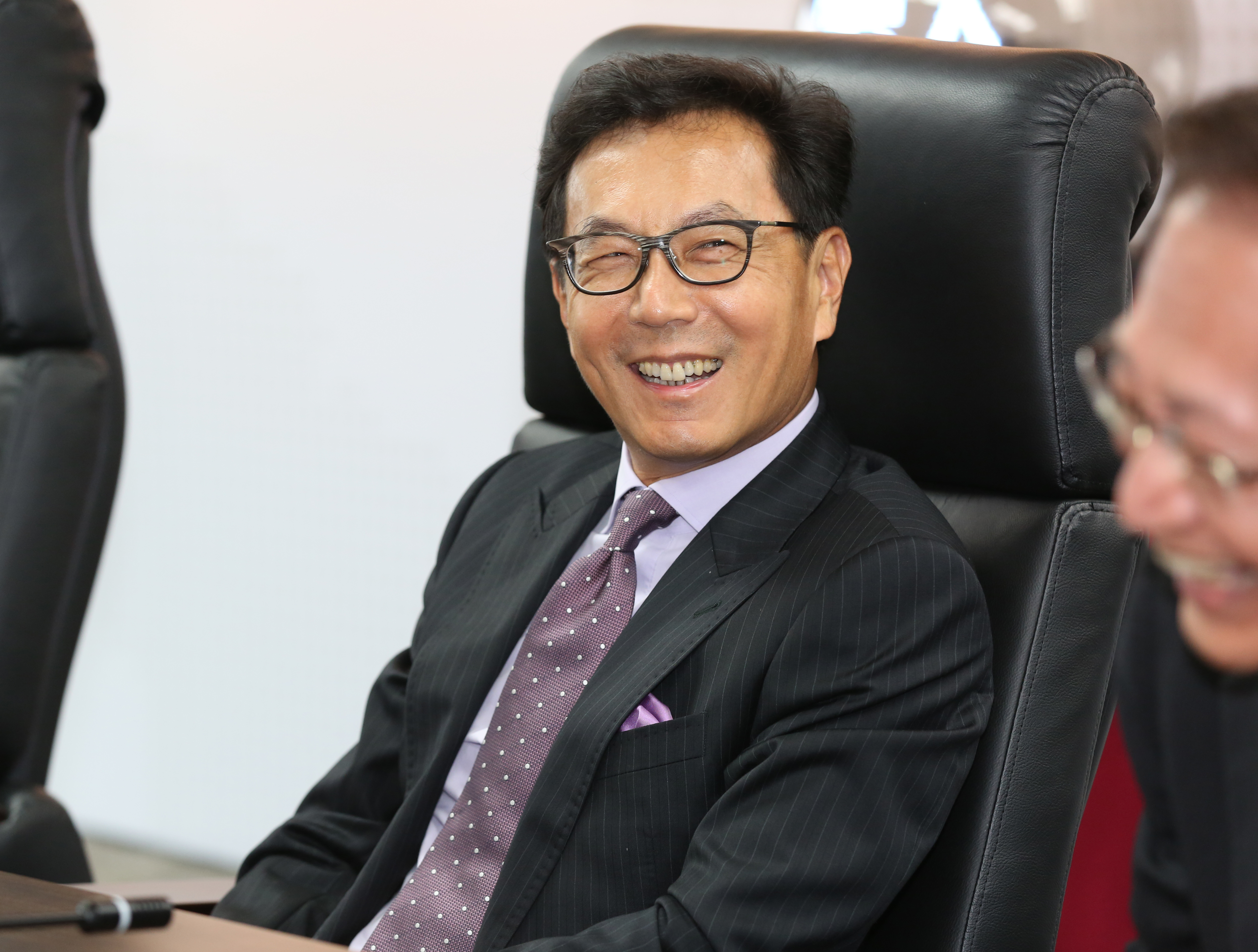 台灣大拿下世界指數全球電信業第一名，讓董事長蔡明忠很開心。