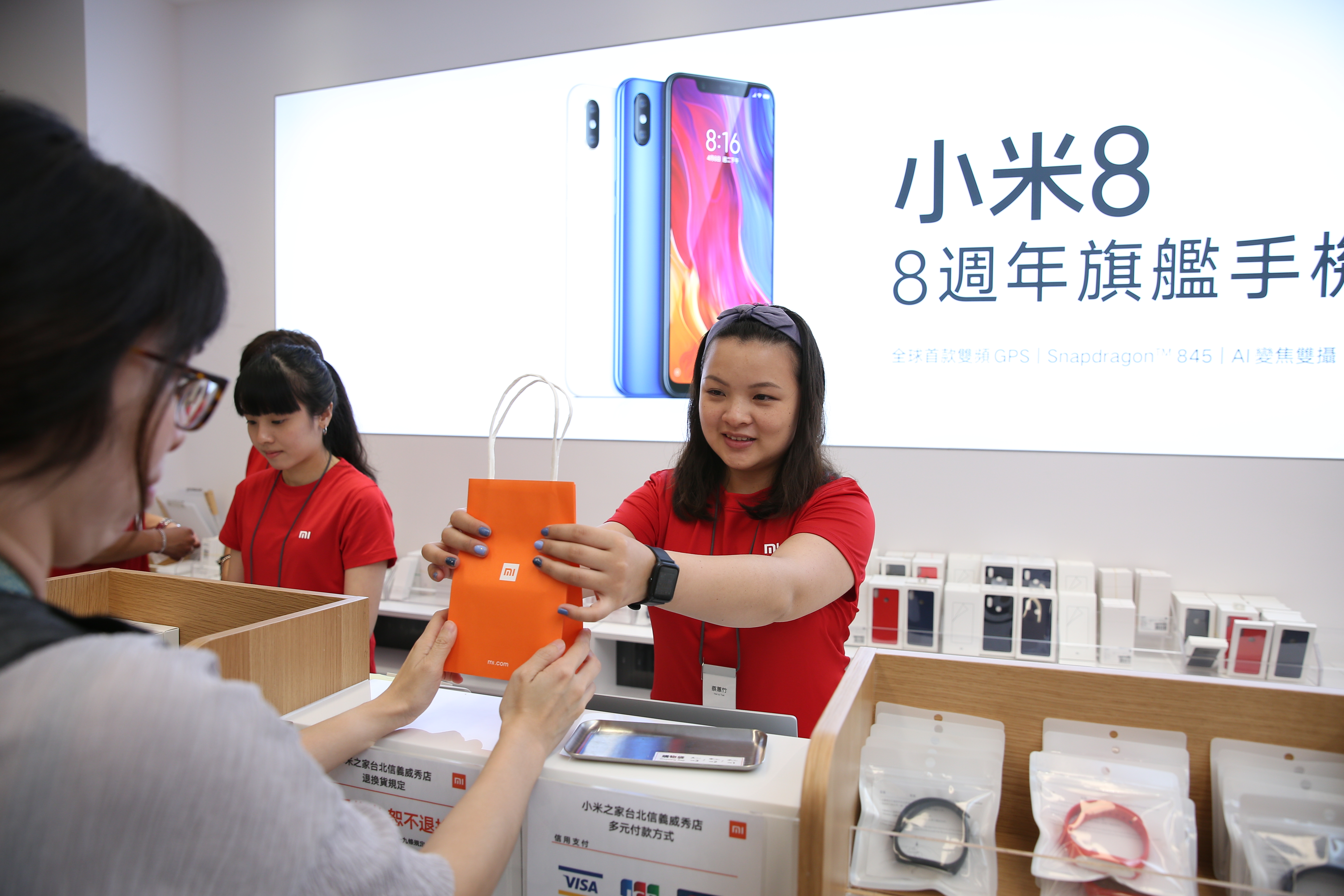 小米實體門市小米之家信義威秀店本週六正式營運，是台灣第三間小米之家、第七間實體門市。