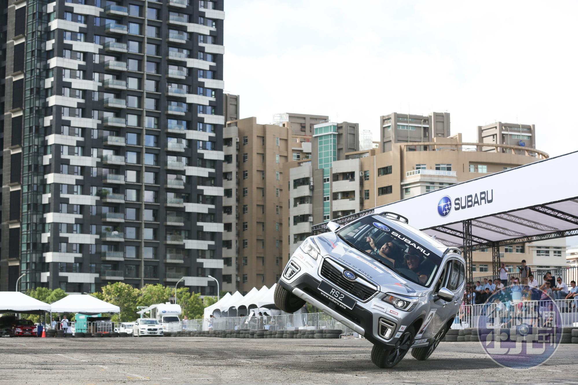 Russ Swift使用五代Forester進行Two Wheeling (兩輪行駛)，展現精湛技術與新車強悍的動力調校與底盤性能。