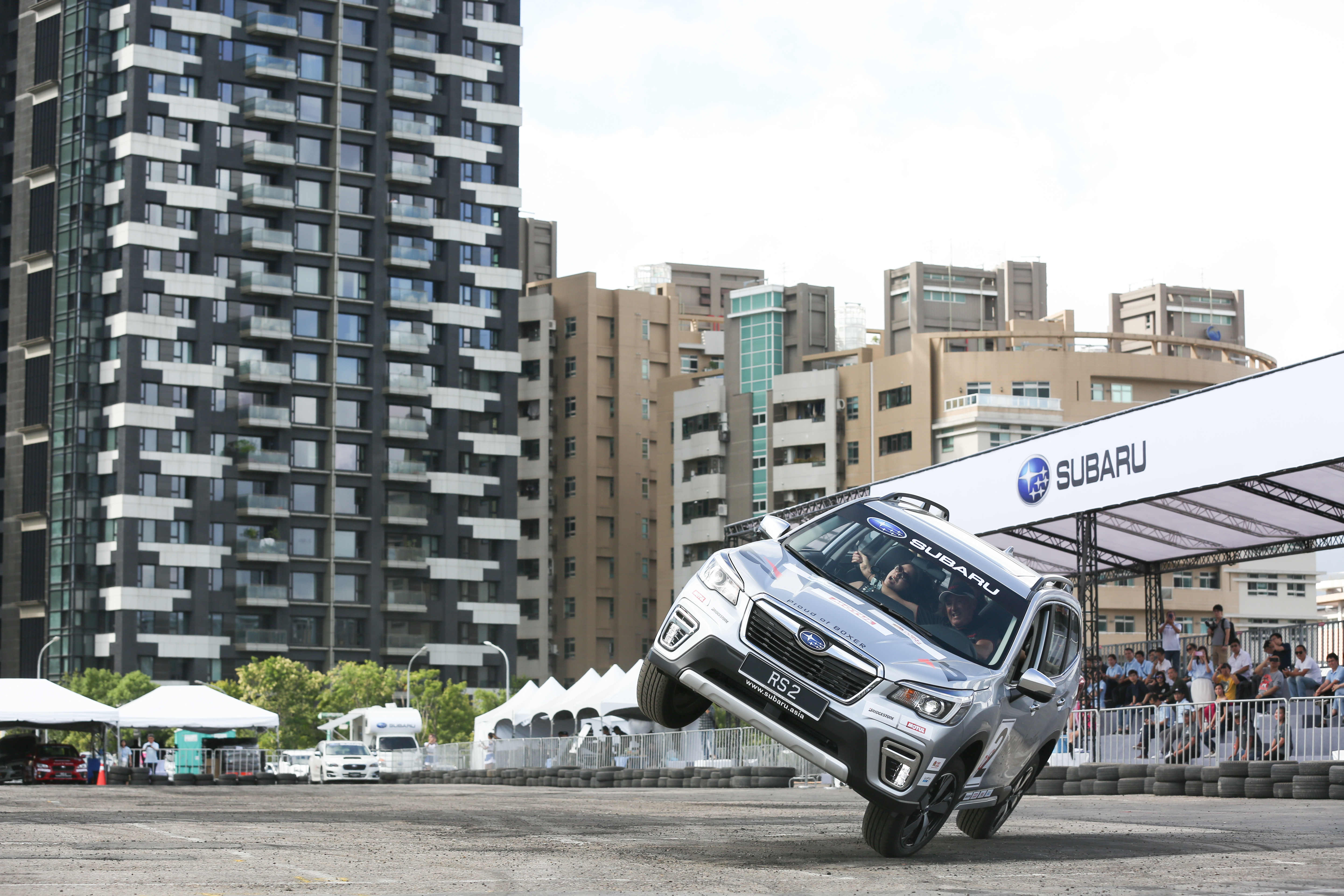 Russ Swift使用五代Forester進行Two Wheeling (兩輪行駛),展現精湛技術與新車強悍的動力調校與底盤性能。