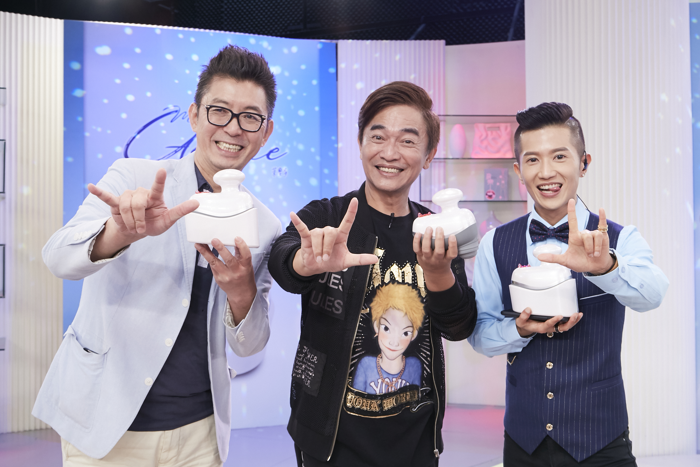 吳宗憲（中）賣東西頻搞笑，逗得購物專家（右）和購物天王嚴總（左）都笑到腰痛。（東森購物提供）