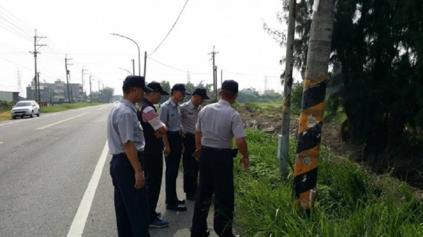 女機車騎士疑自撞電桿，頭部重創不治，北港分局派員現勘。（警方提供）