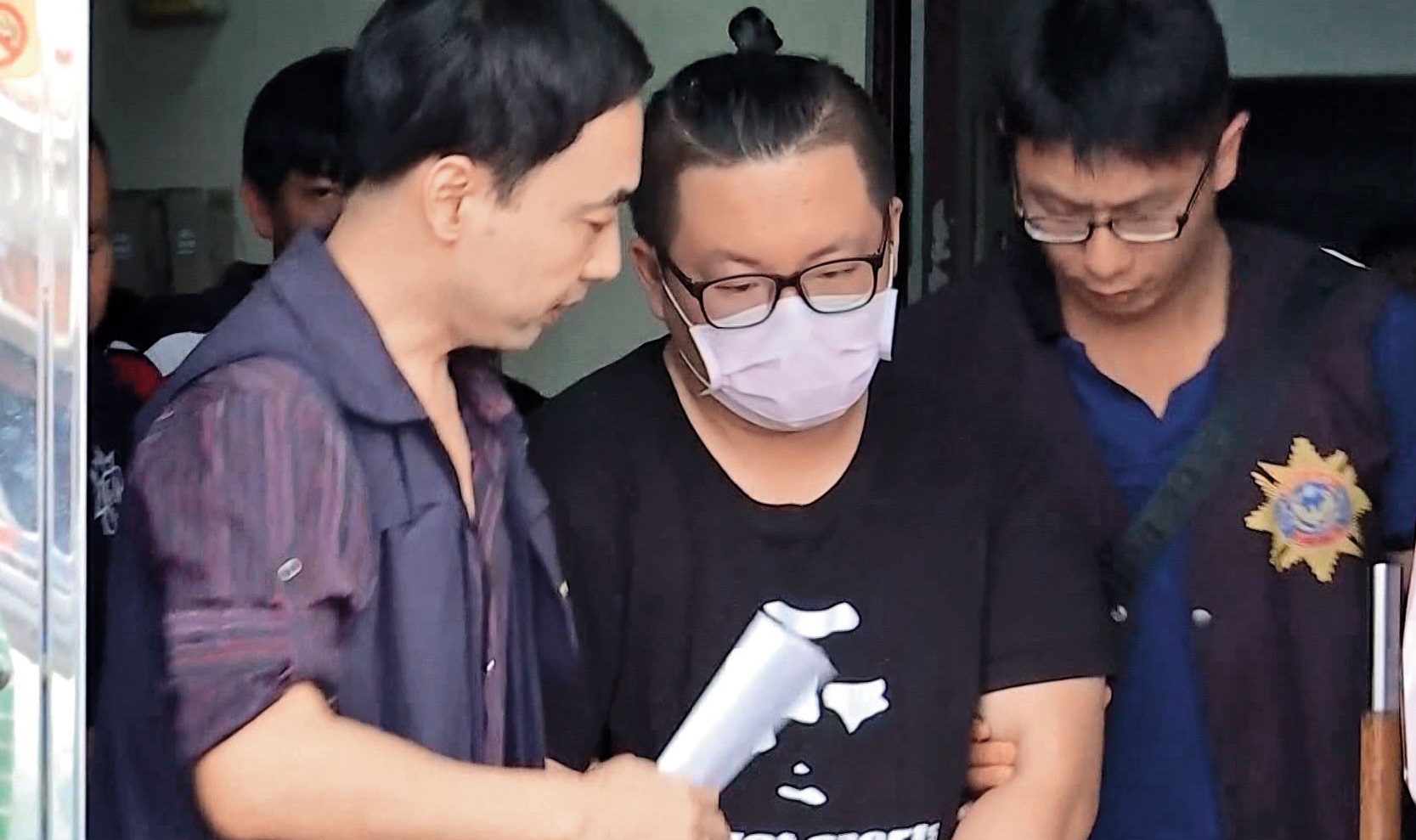 主嫌丁泰文因簽賭和酒店債務，又被母親利誘，找來二位友人合謀殺父。（翻攝畫面）