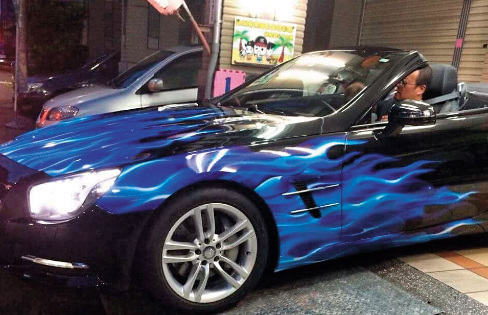 死者丁盛芳生前繼承4,000萬元家產後揮霍無度，買敞篷百萬名車、上酒店，曾一週豪氣花掉上百萬元。（翻攝畫面）