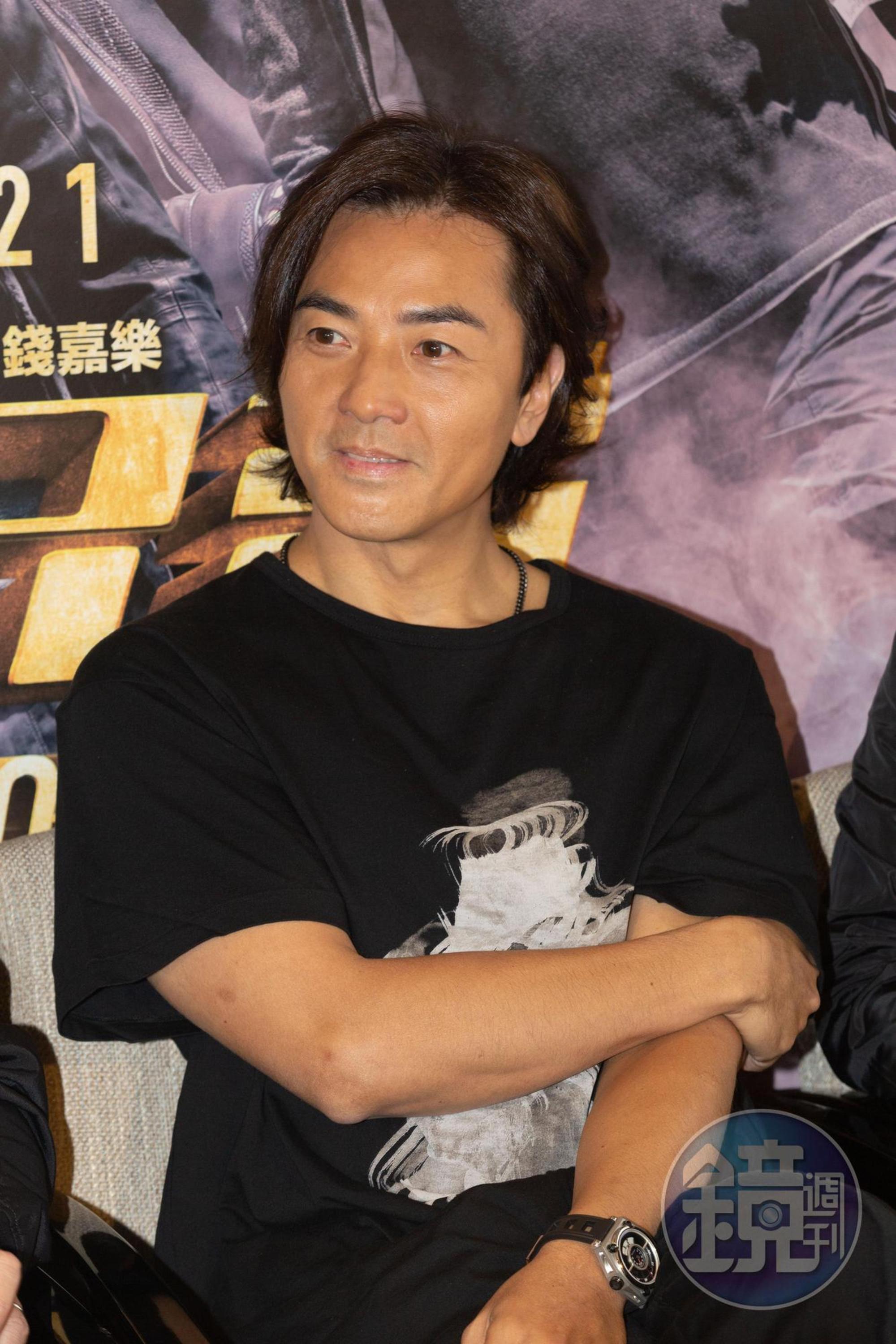 鄭伊健沿襲古惑仔造型留著飄逸長髮，他笑稱頭髮剪短必須不時修剪，留長可以很久才去一次髮廊，省時省事。