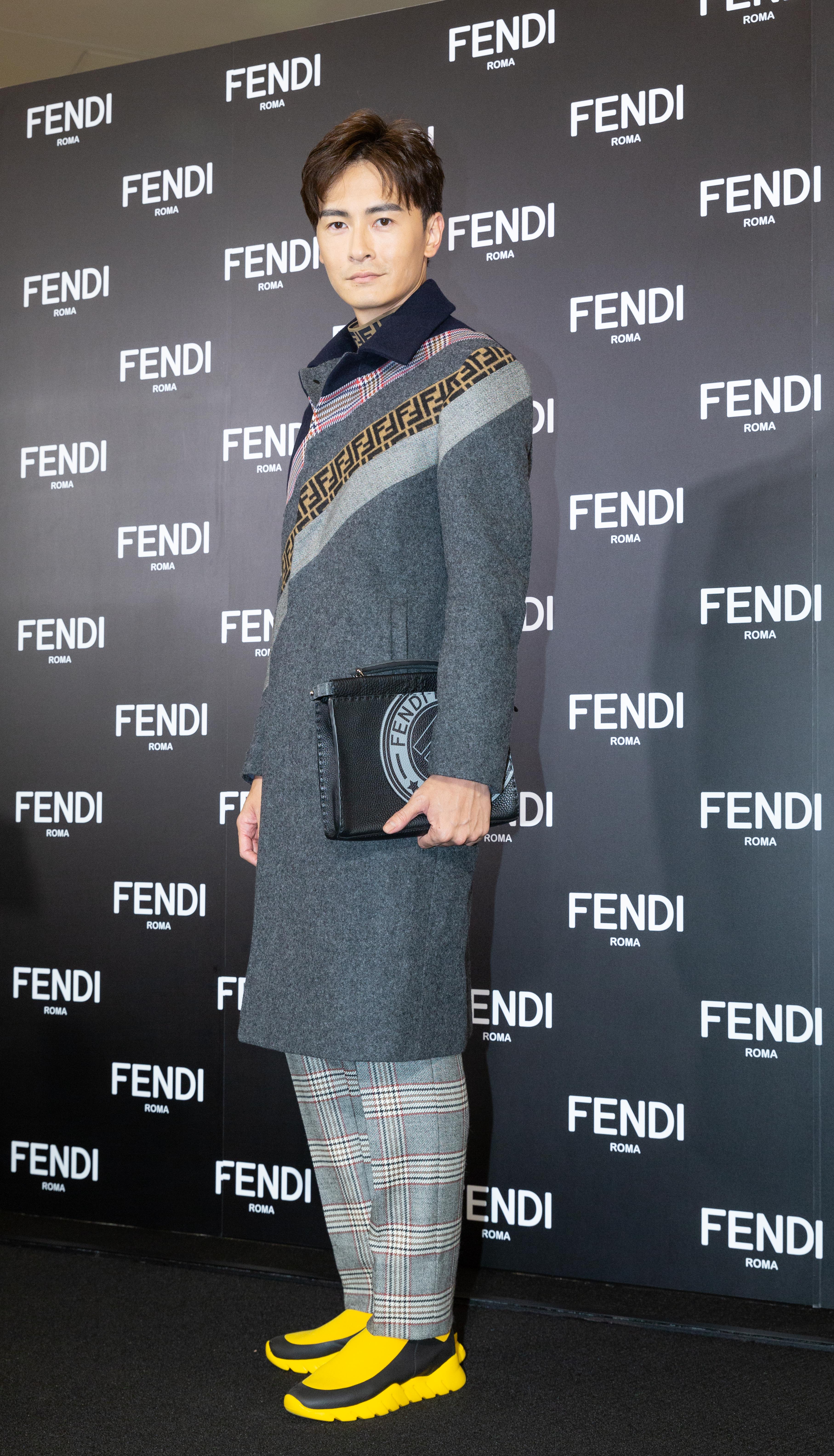 鄭元暢的FF拼接長大衣NT$98,000、黃色Sneaker短靴NT$28,700。