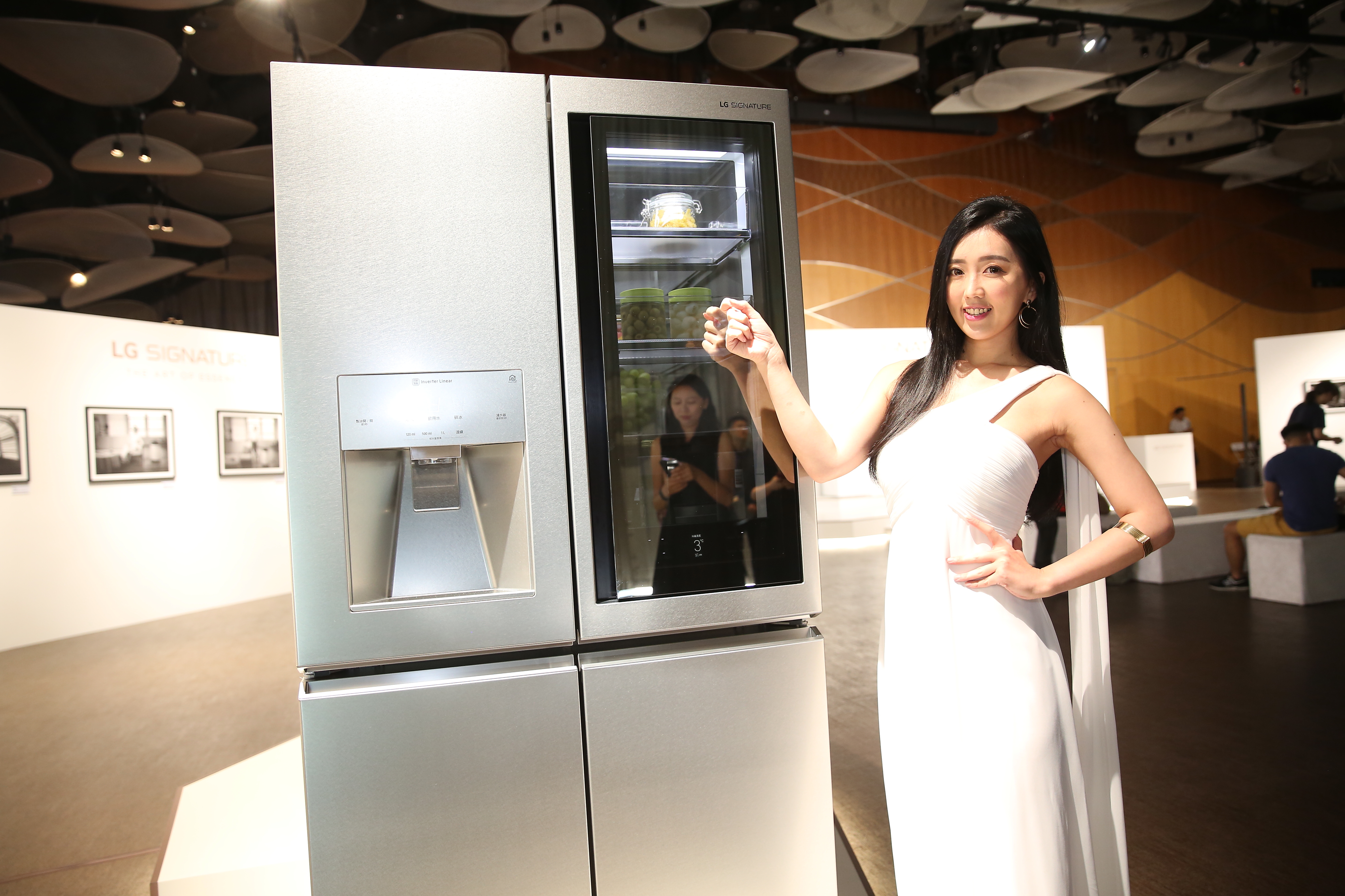 LG SIGNATURE首波將引進台灣的，包括門中門冰箱等4款新產品。