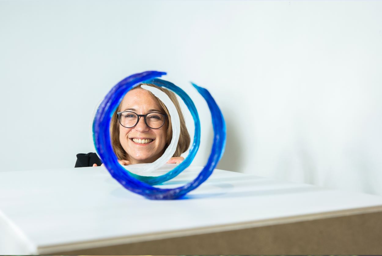 34歲的茱麗葉．勒彼里耶個性就和她的玻璃作品一樣迷人。