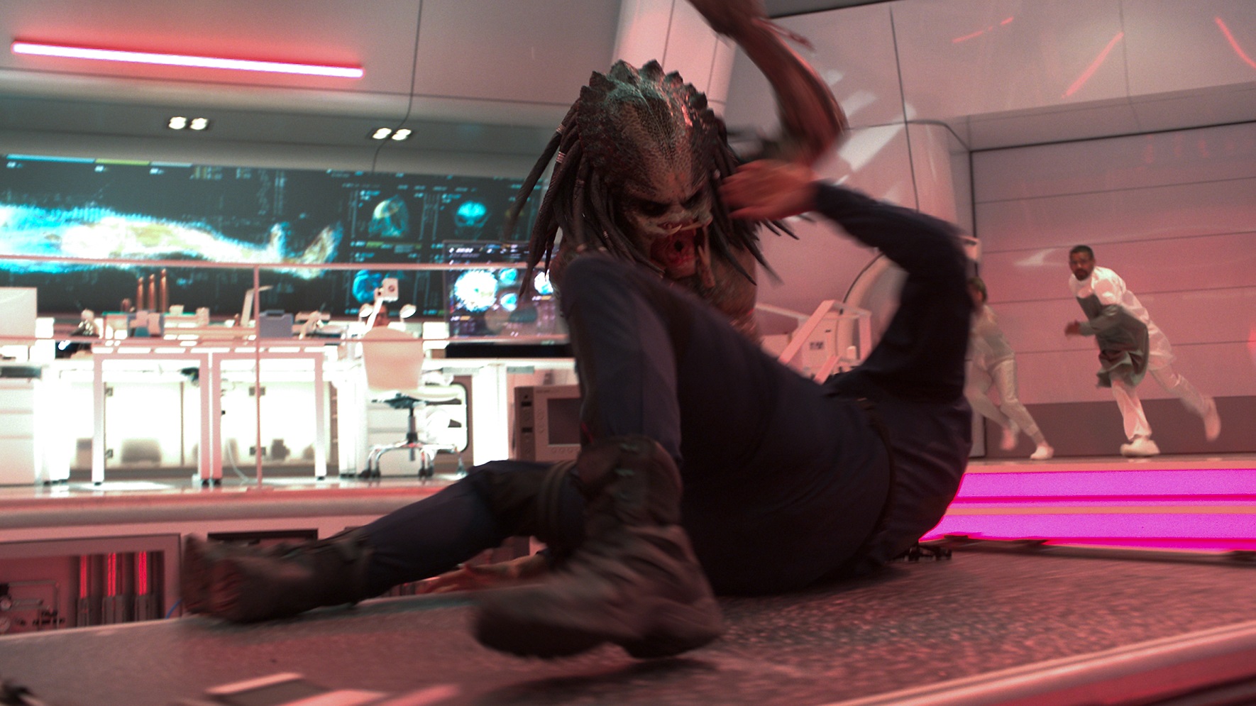 在呼叫裝置被無意間被開啟後，宇宙怪物「掠奪者」重返地球。（福斯提供）