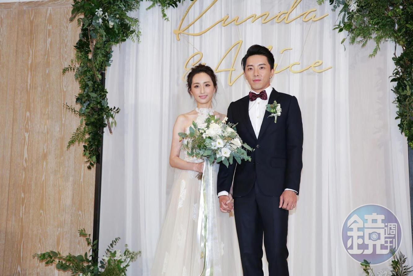 謝坤達與柯佳嬿婚禮於15日中午舉辦,小倆口首次以夫婦身份面對媒體一臉緊張。