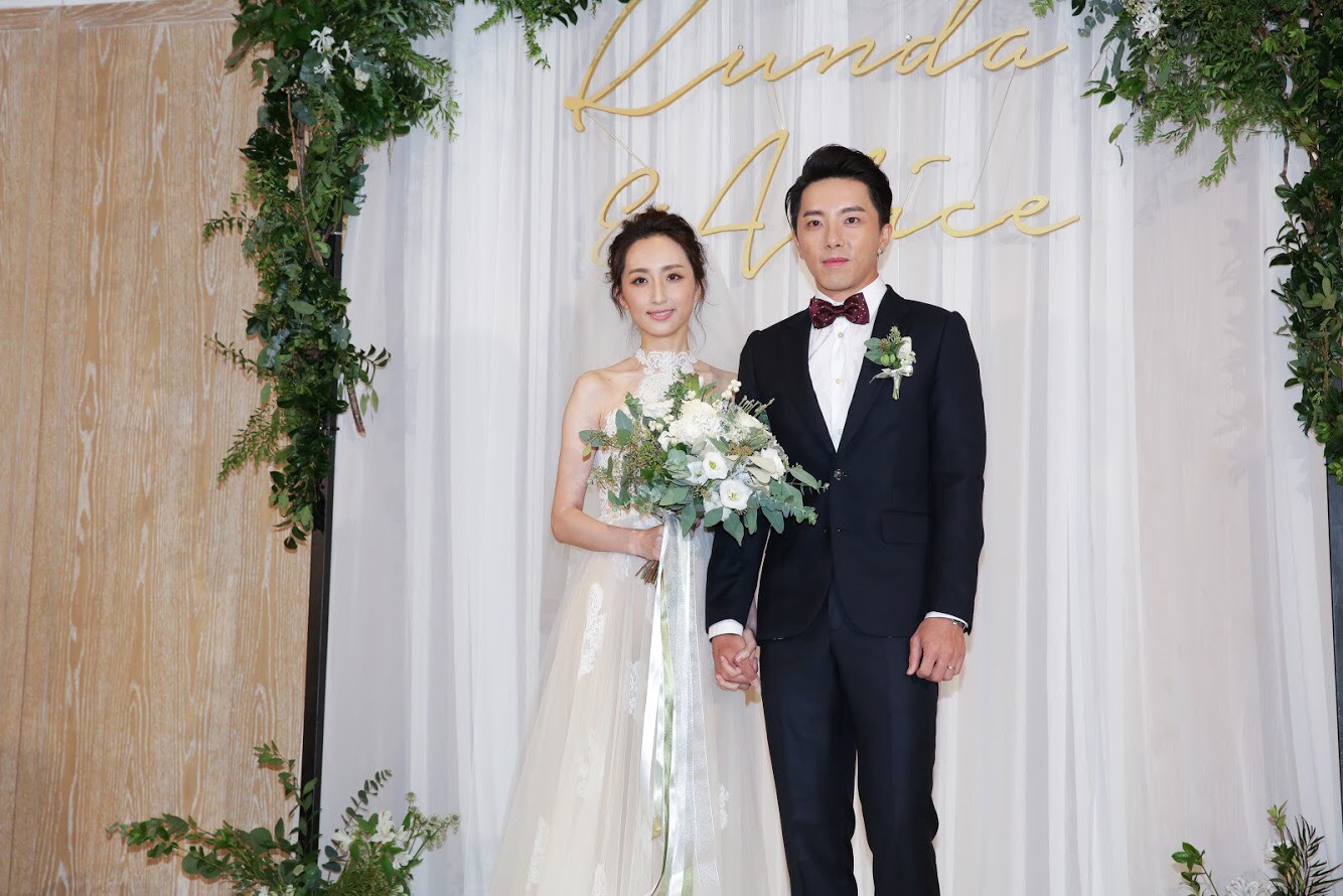 謝坤達與柯佳嬿婚禮於15日中午舉辦,小倆口首次以夫婦身份面對媒體一臉緊張。