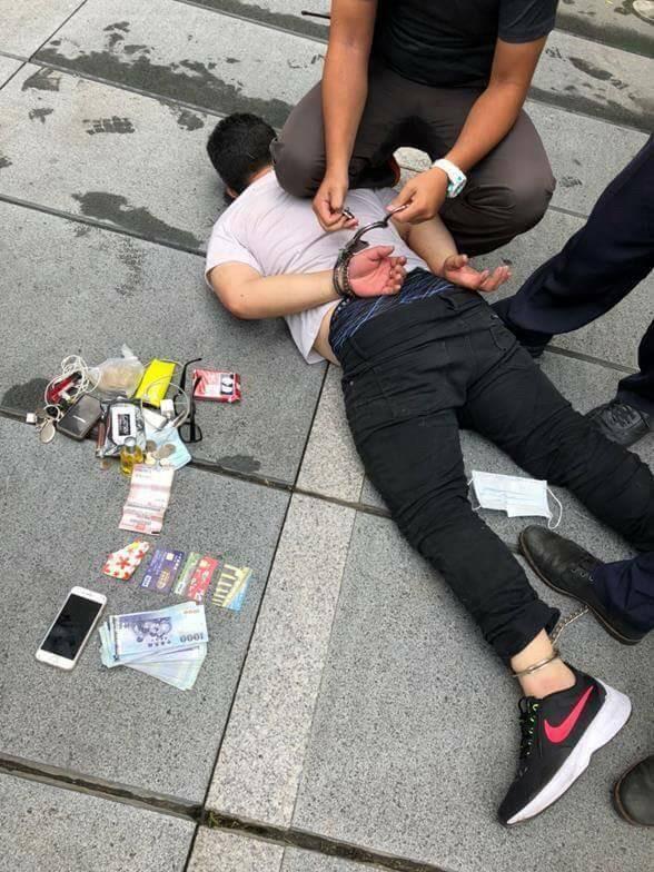 蔡姓車手被警方當街制伏逮捕，並起出多張金融卡及贓款。。（警方提供）