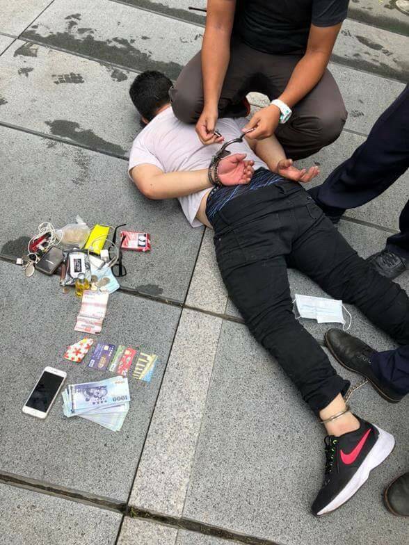 蔡姓車手被警方當街制伏逮捕,並起出多張金融卡及贓款。。(警方提供)