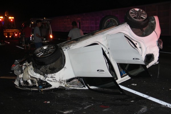 白色自小客車衝撞護欄,一男一女慘死。(警方提供)