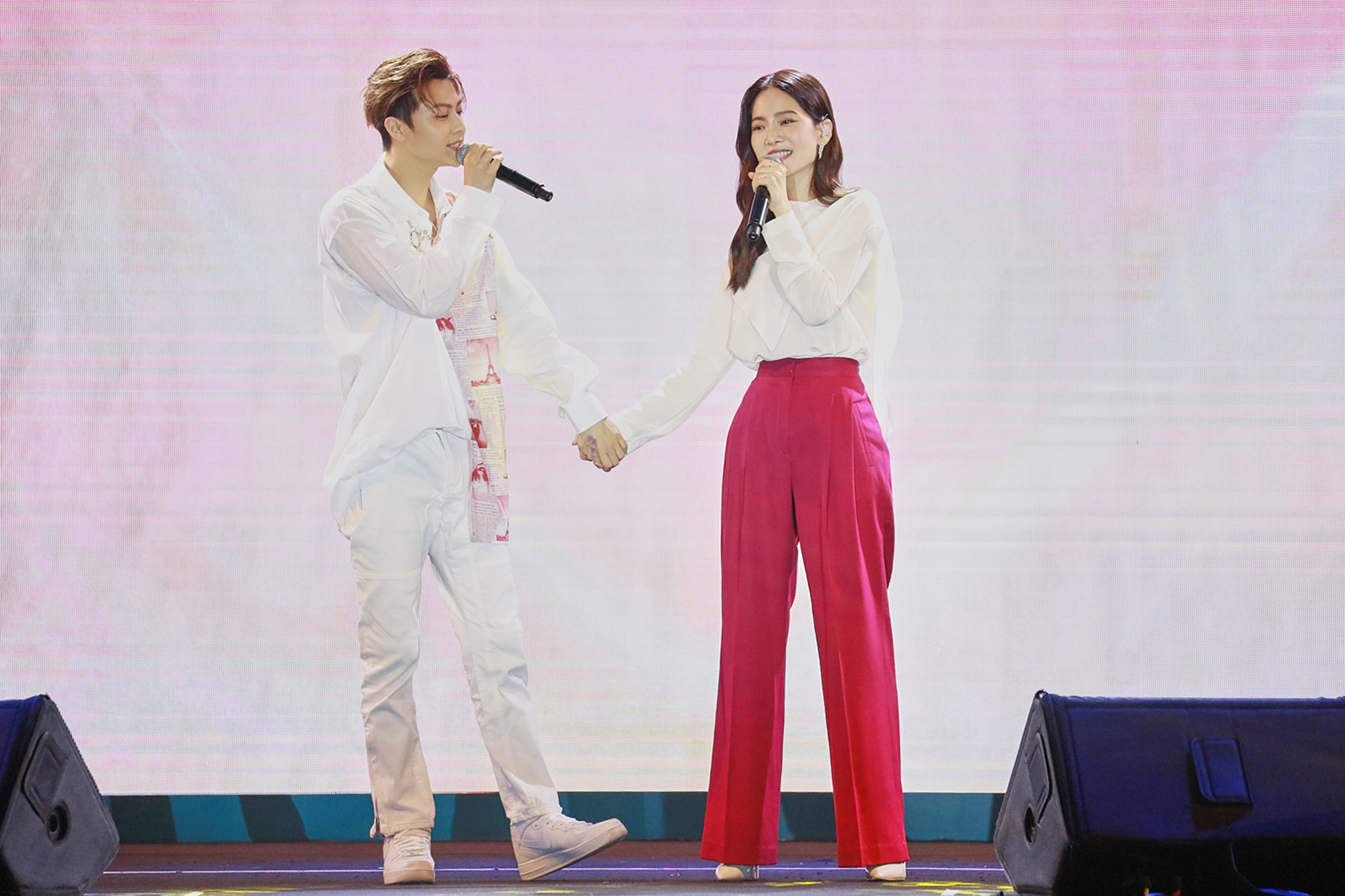 王子邱勝翊跟曾之喬手牽手合唱〈小酒窩〉，台下互虧「糾纏不清」。（屈臣氏提供）