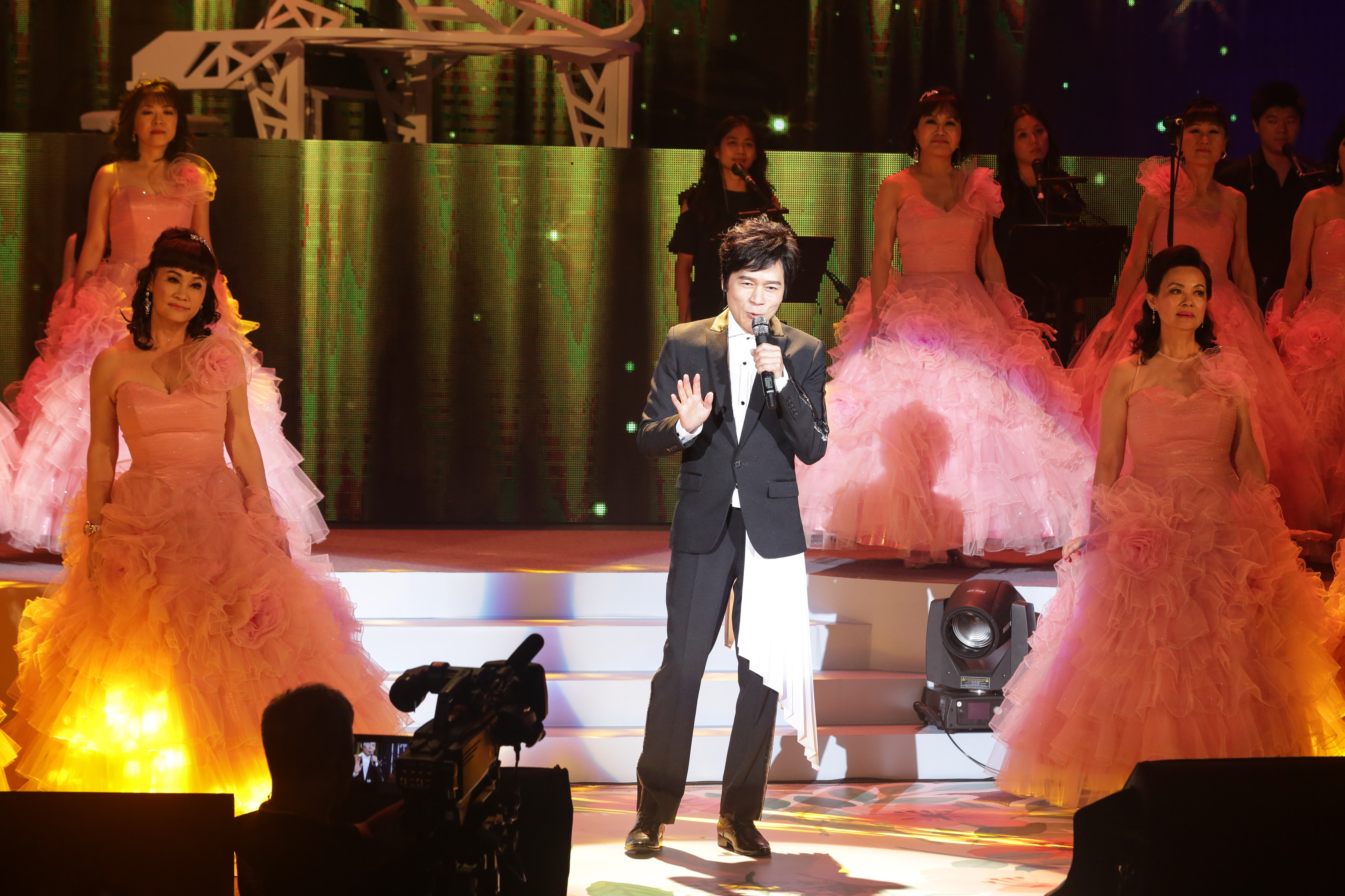 洪榮宏15日舉辦《人生車站》演唱會，演唱多首台語經典曲目。