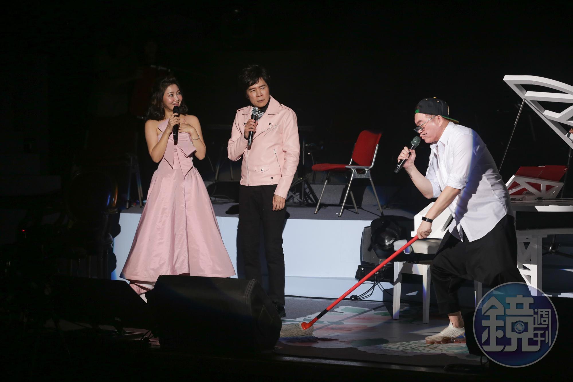 洪榮宏與太座張瀞云上演浪漫歌舞劇,嘉賓康康不時現身搞笑破壞氣氛。
