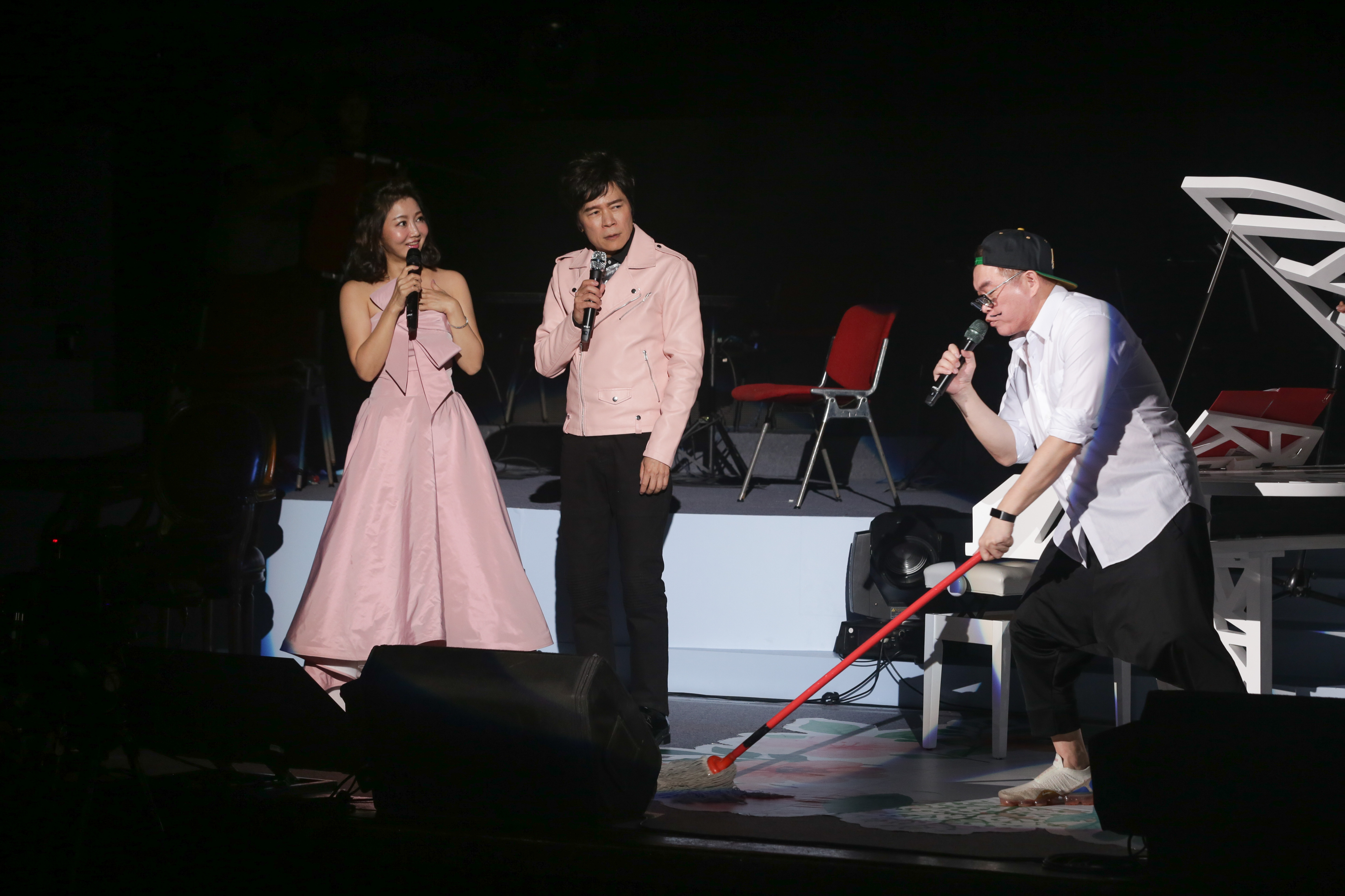 洪榮宏與太座張瀞云上演浪漫歌舞劇，嘉賓康康不時現身搞笑破壞氣氛。