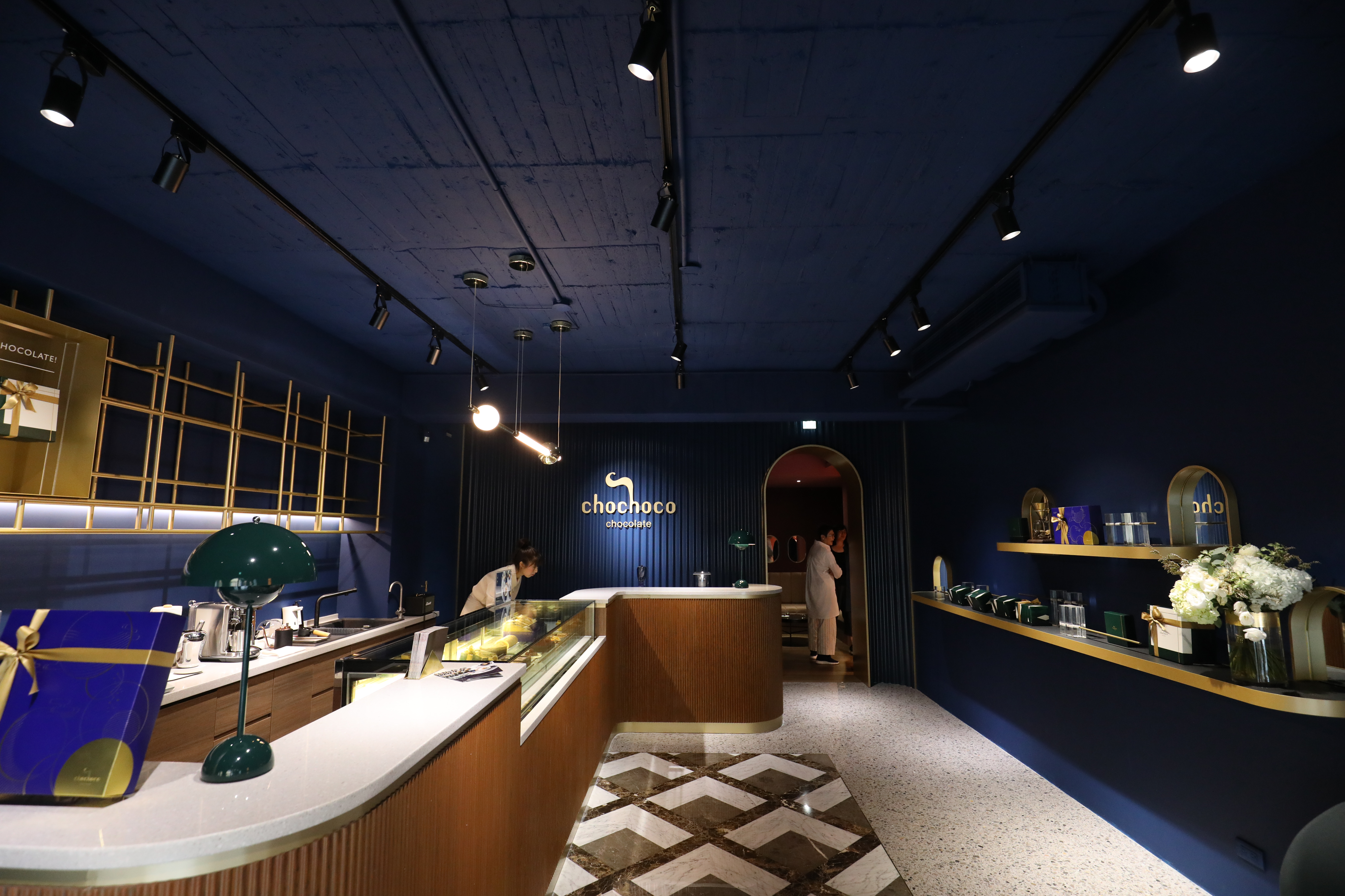 2018年9月，台中甜點名店「chochoco」進軍台北大安路開了新店，依舊有型有款，只是基礎色調變了。