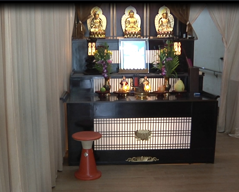 96歲老翁因病過世，卻因遺囑不火化，老太太又找不到適合墓地，故靈堂一擺就是8個月。（翻攝畫面）